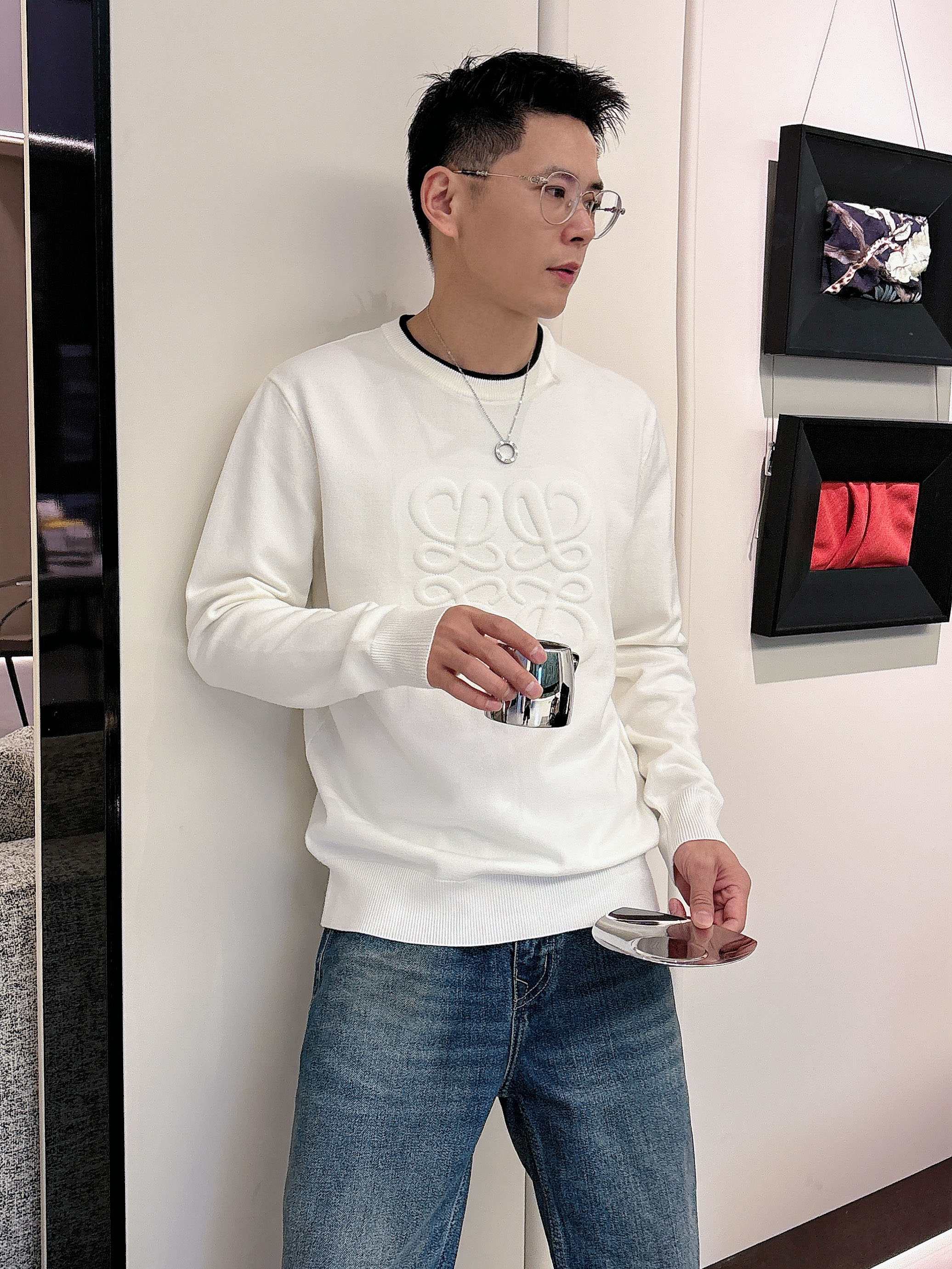 · 罗意威loewe 2025官网秋冬季最新款圆领毛衣，专柜同步在售爆款！特供羊毛混纺面料.手感舒适.可