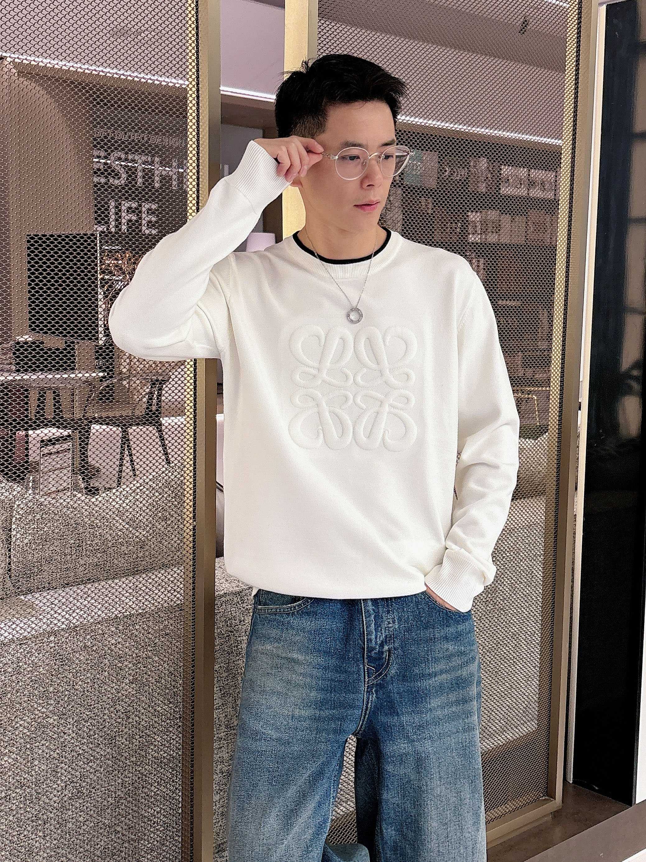 · 罗意威loewe 2025官网秋冬季最新款圆领毛衣，专柜同步在售爆款！特供羊毛混纺面料.手感舒适.可