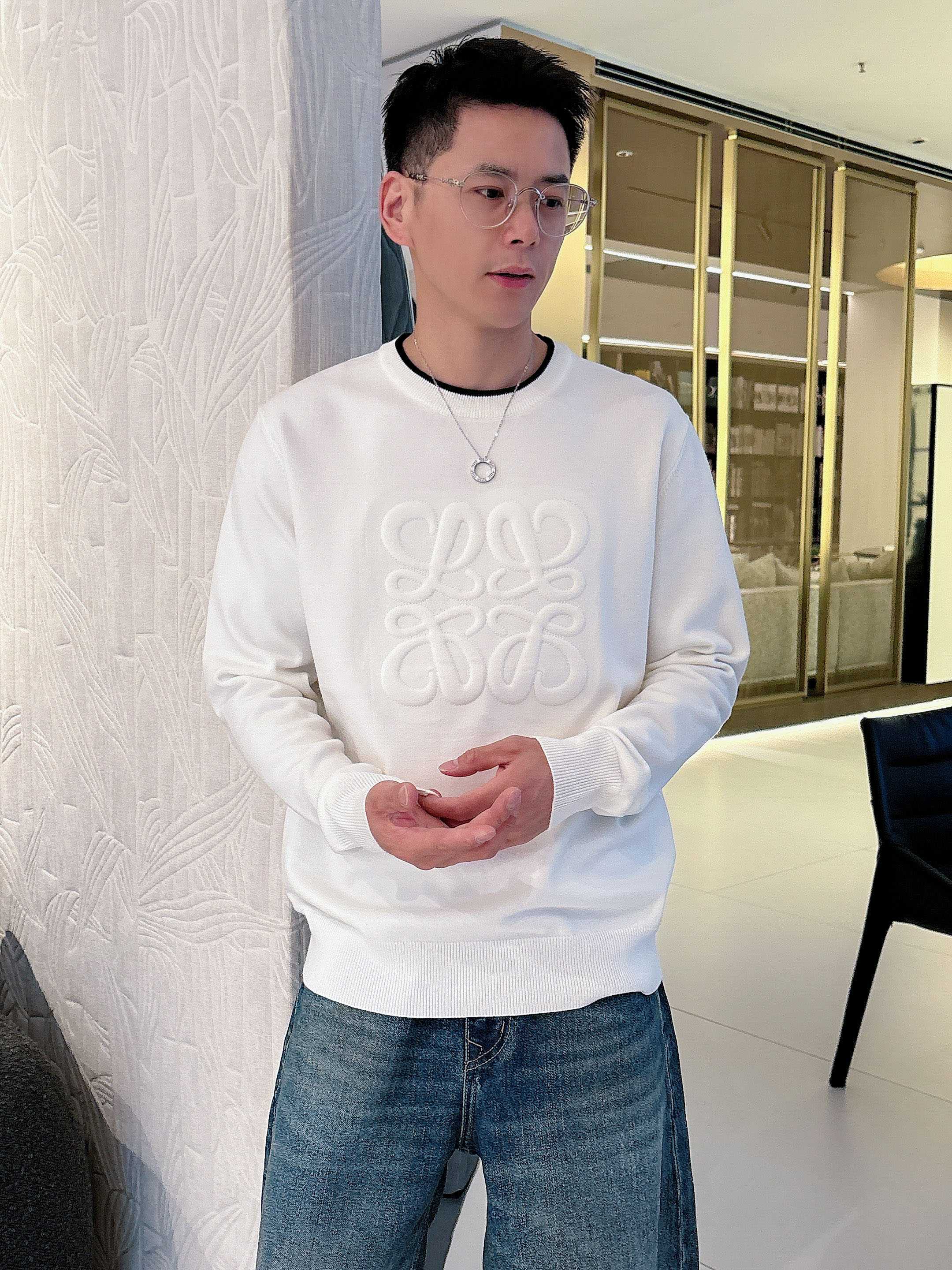 NO:563838,The latest round-neck sweaters from loewe's official website for autumn and winter 2025 are on sale at the counter simultaneously!  Specially made of wool blended fabric. It feels comfortable. It can be directly in contact with the skin. The logo badge is exquisite and extremely eye-catching!  The details highlight the fashionable charm of big brands. Exquisite workmanship. Three-dimensional cutting style. The wearing effect is invincible and handsome!  All three standards are complete!  Size M-3XL,,loewe,loewe,sweaters,alexander wang19860909罗意威loewe 2025官网秋冬季最新款圆领毛衣,专柜同步在售爆款！特供羊毛混纺面料.手感舒适.可直接接触皮肤,logo徽章精致标志,极为抢眼！细节凸显大牌时尚魅力.精致做工.立体裁剪风格.穿着效果无敌帅气！三标齐全！码数M-3XL,,loewe,loewe,sweaters,alexander wang,Men's clothing