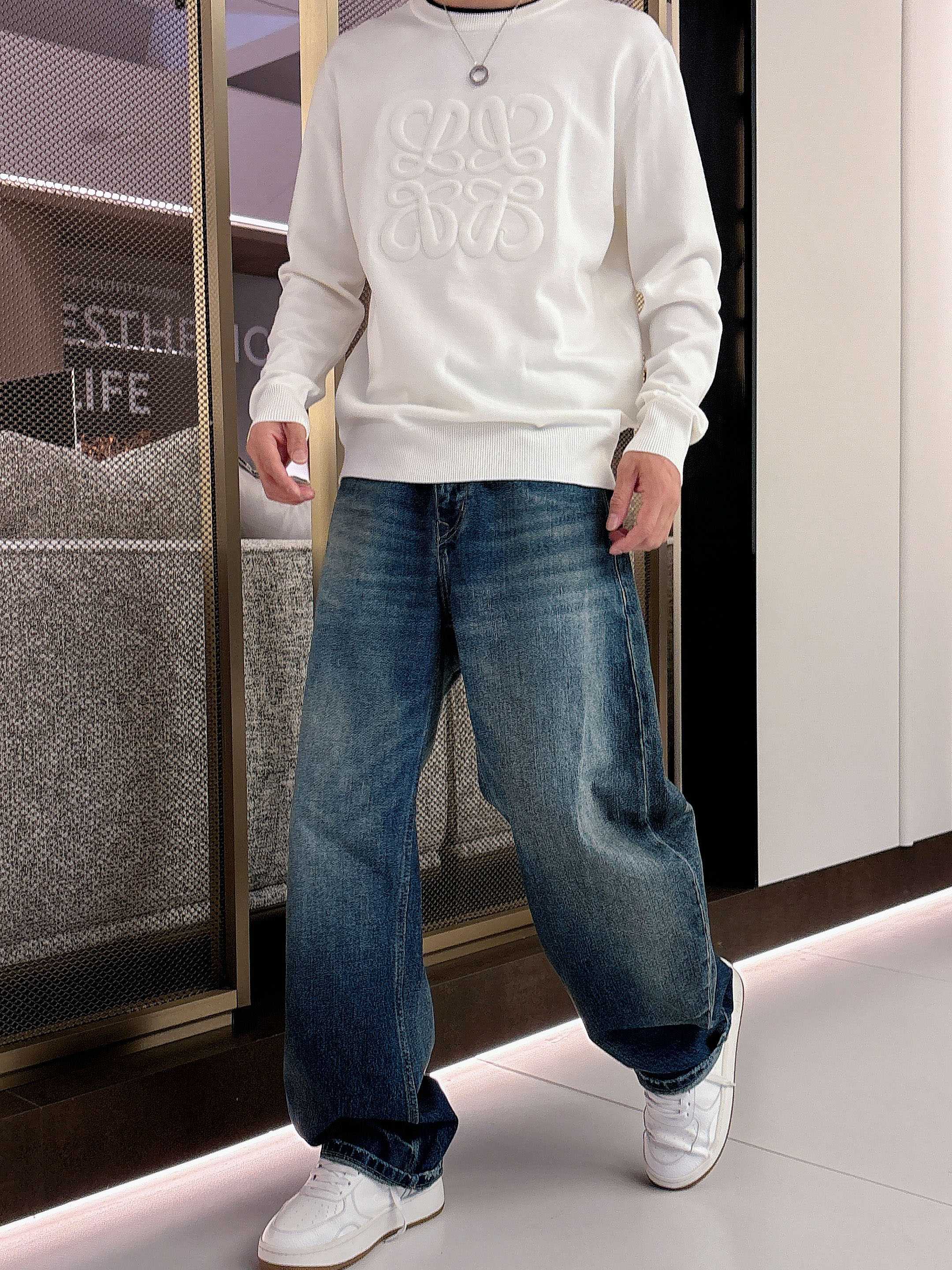 · 罗意威loewe 2025官网秋冬季最新款圆领毛衣，专柜同步在售爆款！特供羊毛混纺面料.手感舒适.可