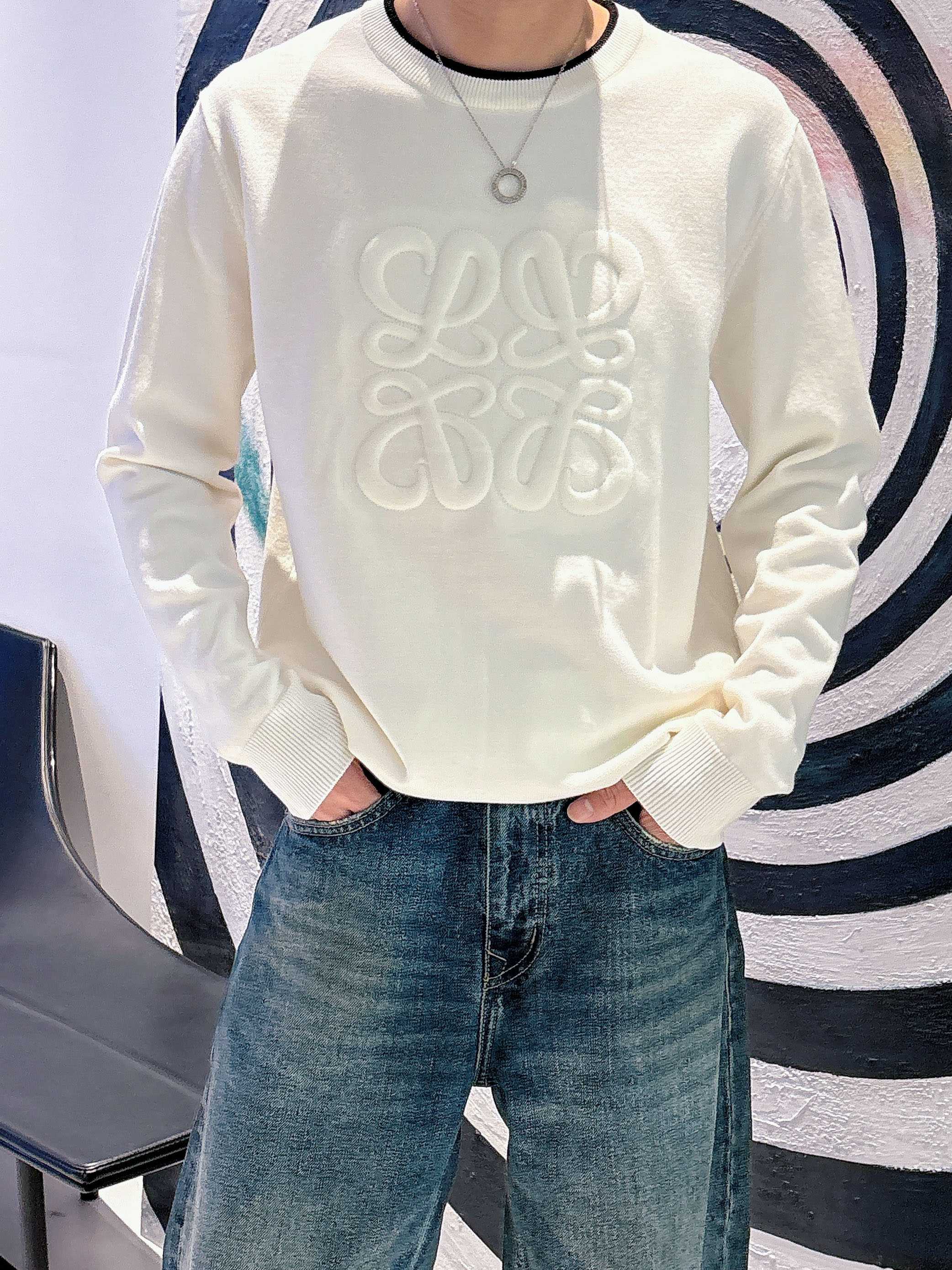 · 罗意威loewe 2025官网秋冬季最新款圆领毛衣，专柜同步在售爆款！特供羊毛混纺面料.手感舒适.可