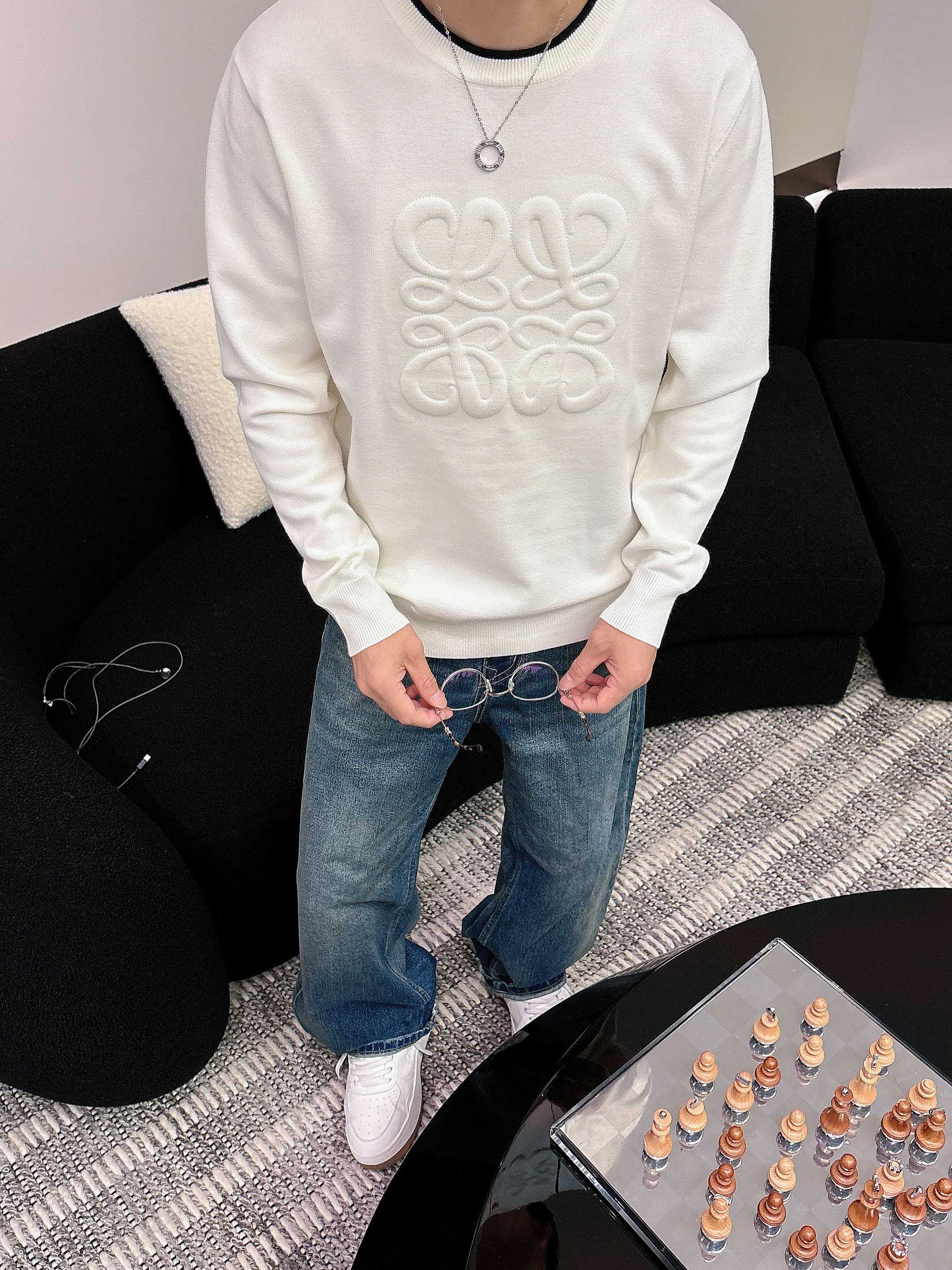 · 罗意威loewe 2025官网秋冬季最新款圆领毛衣，专柜同步在售爆款！特供羊毛混纺面料.手感舒适.可