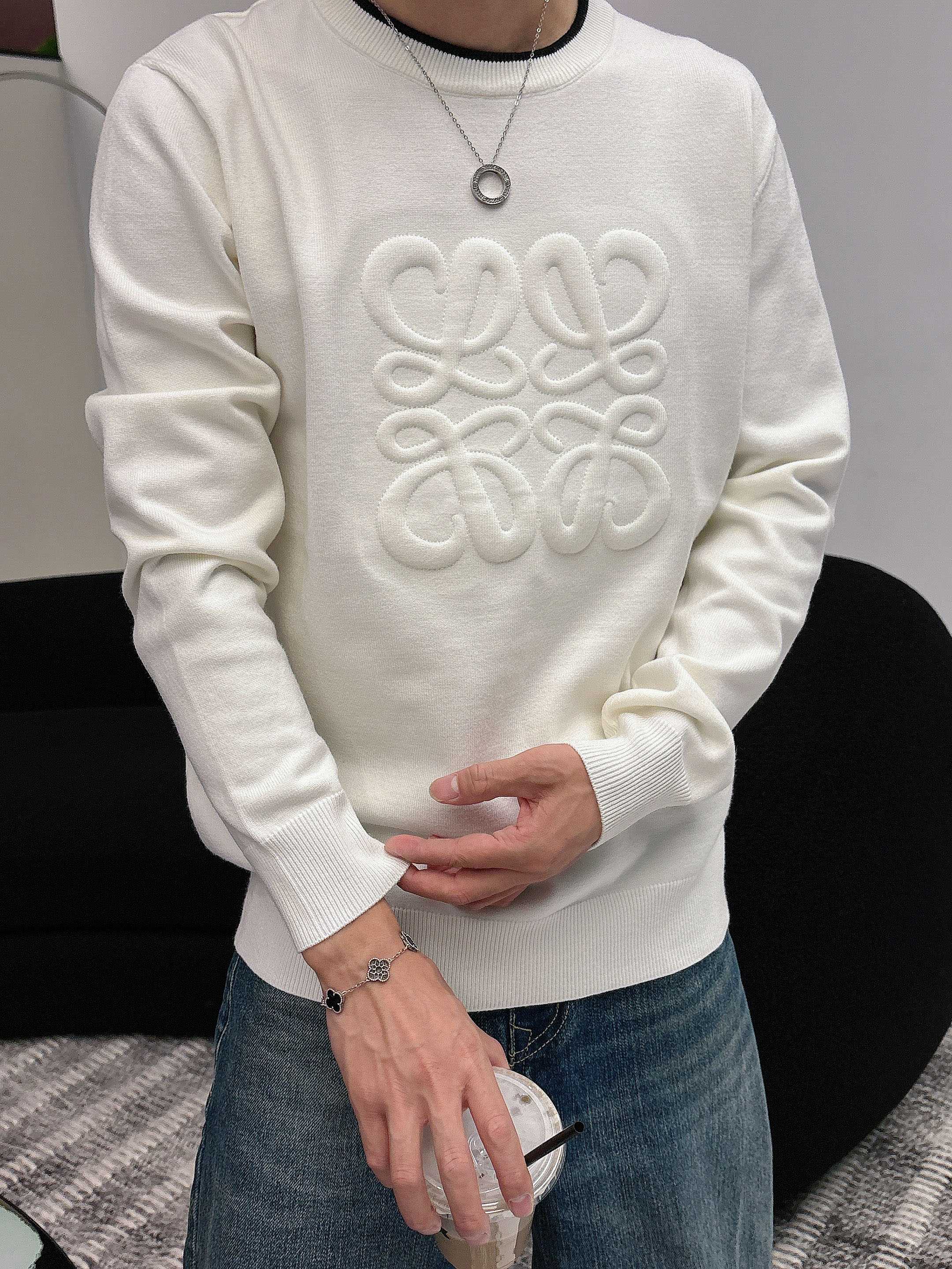 · 罗意威loewe 2025官网秋冬季最新款圆领毛衣，专柜同步在售爆款！特供羊毛混纺面料.手感舒适.可