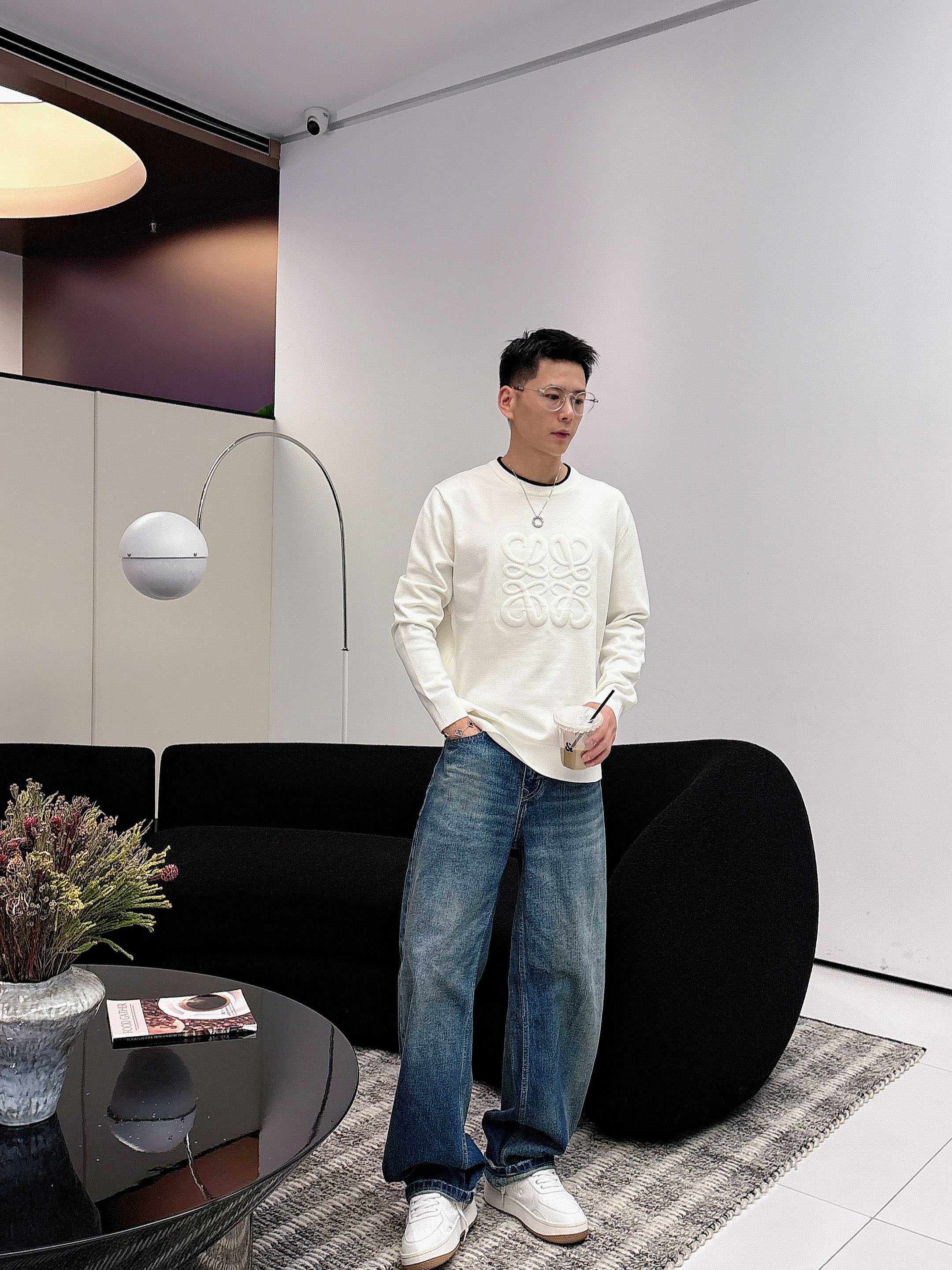 · 罗意威loewe 2025官网秋冬季最新款圆领毛衣，专柜同步在售爆款！特供羊毛混纺面料.手感舒适.可