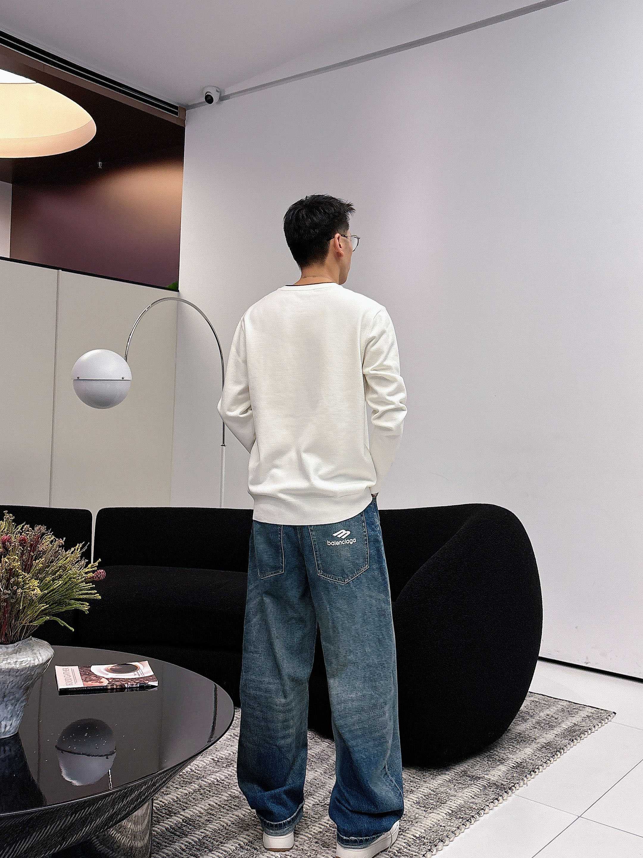 · 罗意威loewe 2025官网秋冬季最新款圆领毛衣，专柜同步在售爆款！特供羊毛混纺面料.手感舒适.可