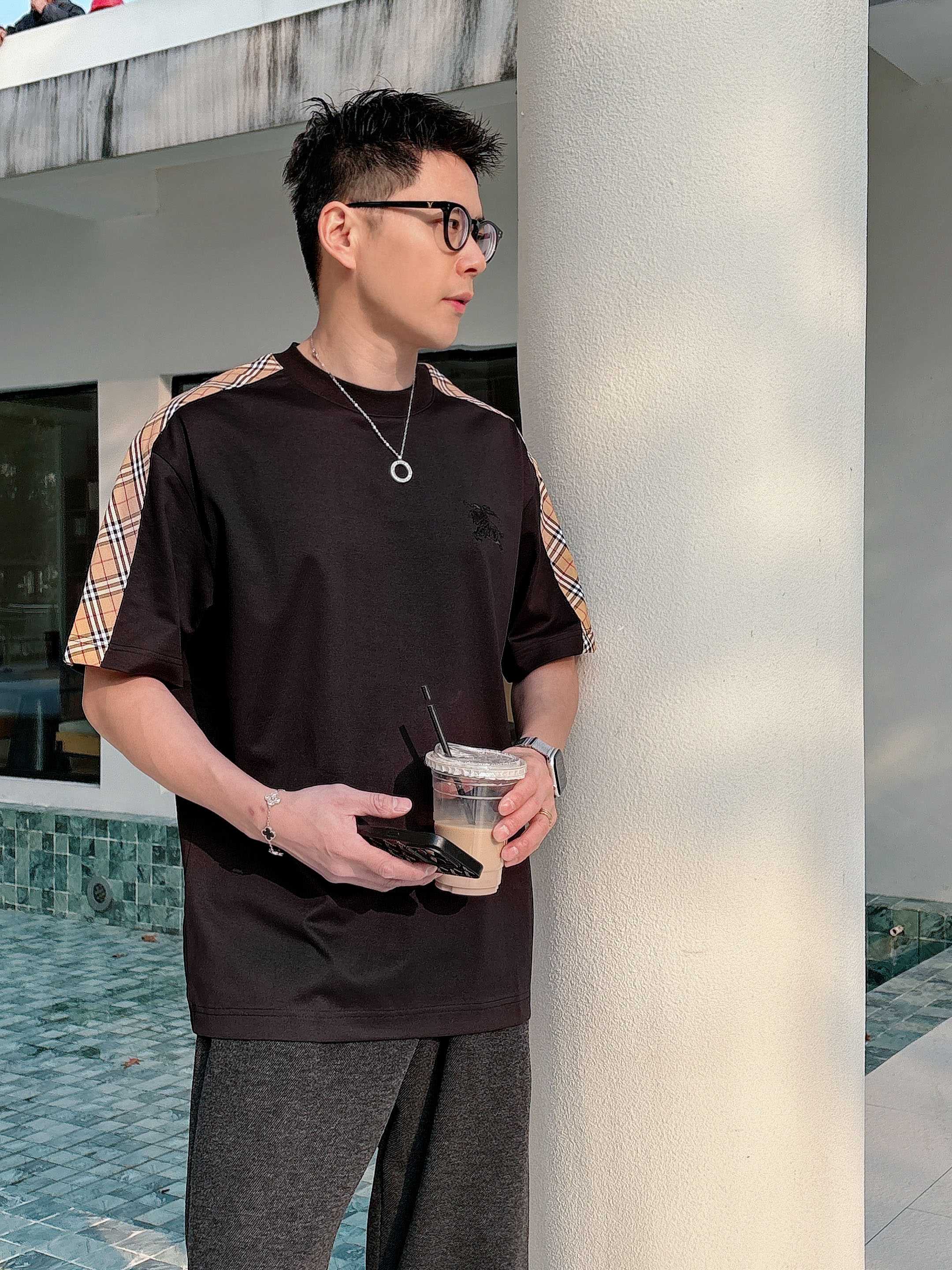 巴宝莉#BUR 2026春夏新款首发专柜最新款短袖圆领T恤 高端订制 设计前卫时尚！品牌logo重工艺设