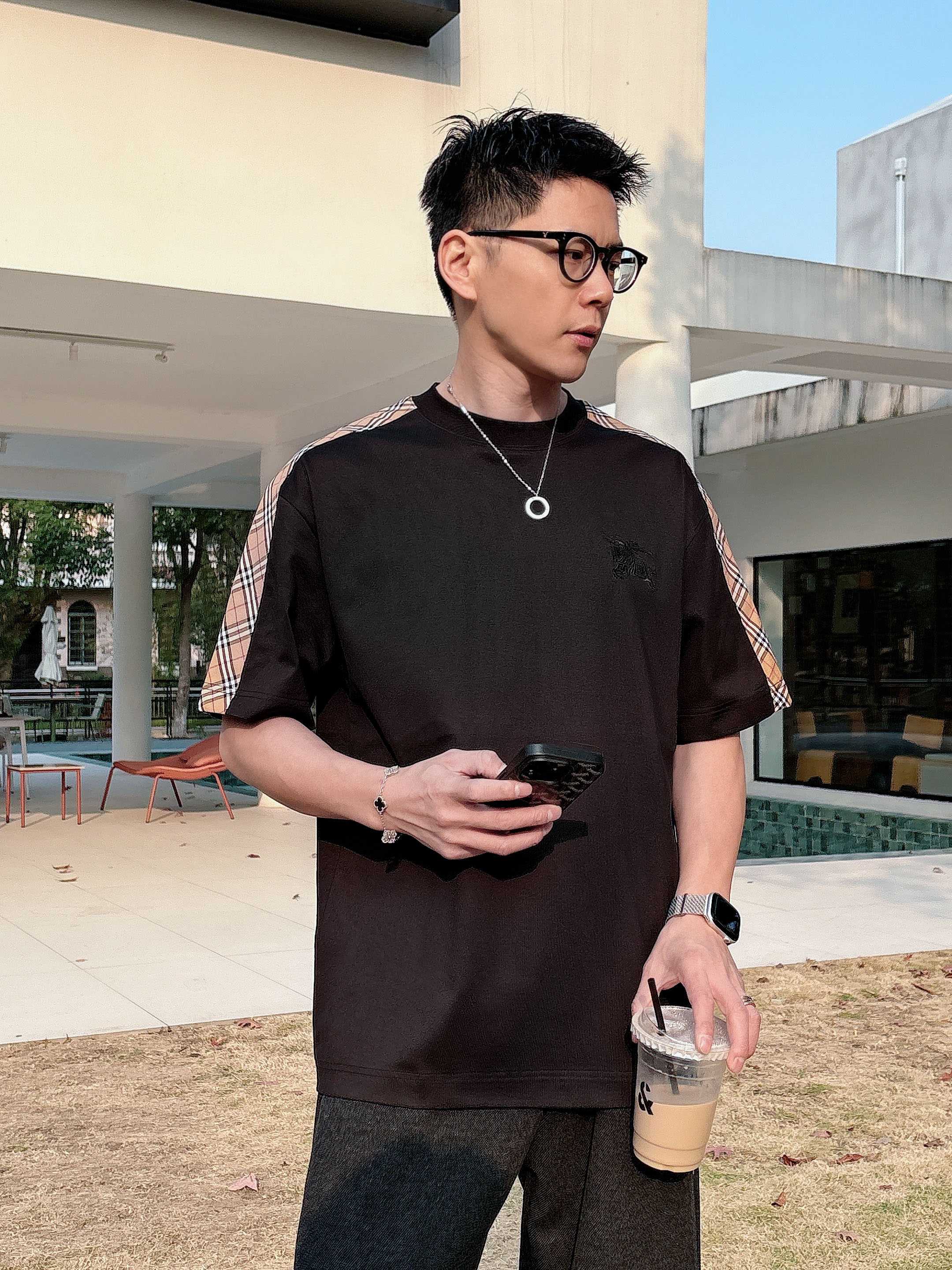 巴宝莉#BUR 2026春夏新款首发专柜最新款短袖圆领T恤 高端订制 设计前卫时尚！品牌logo重工艺设