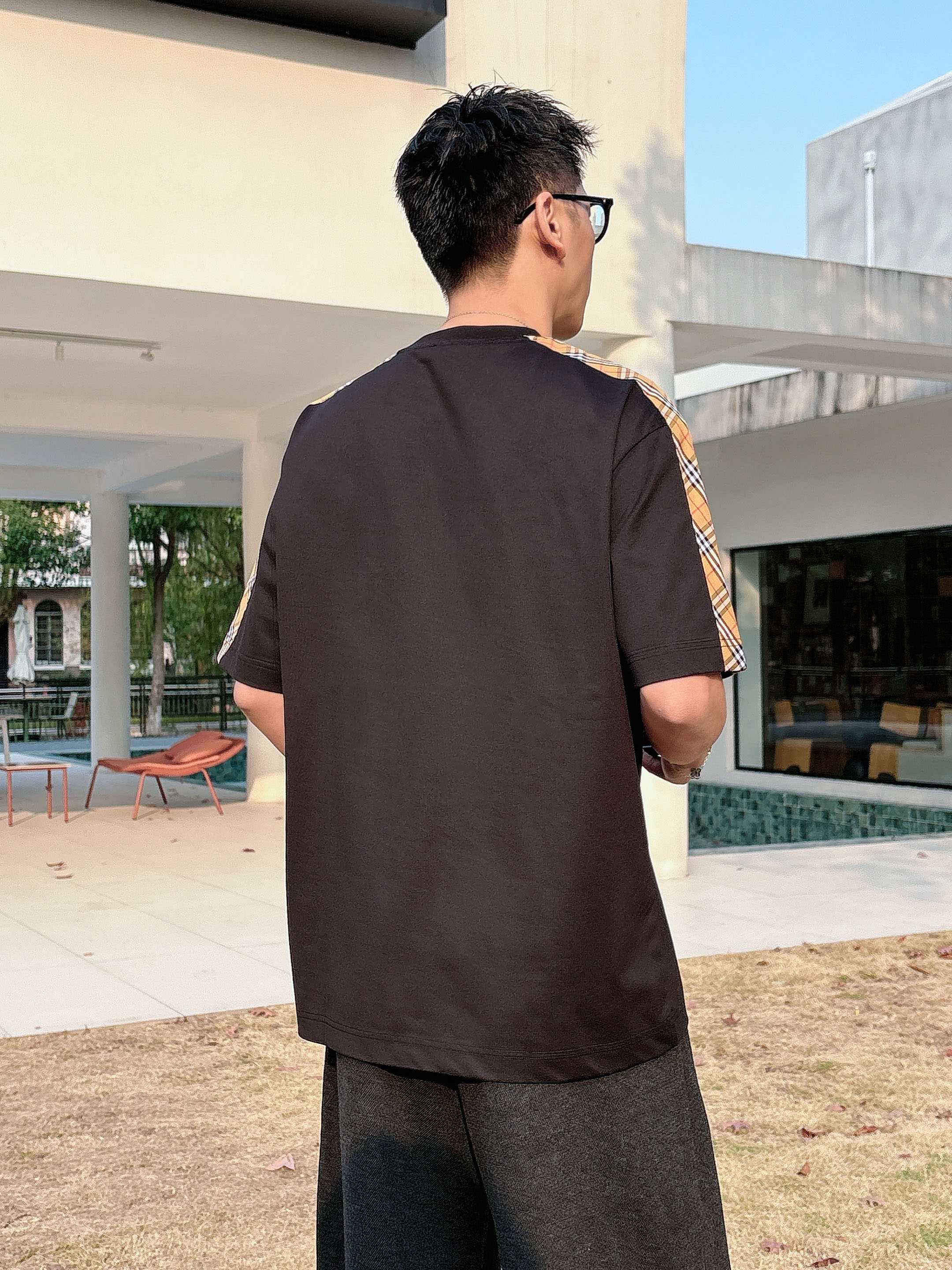 巴宝莉#BUR 2026春夏新款首发专柜最新款短袖圆领T恤 高端订制 设计前卫时尚！品牌logo重工艺设