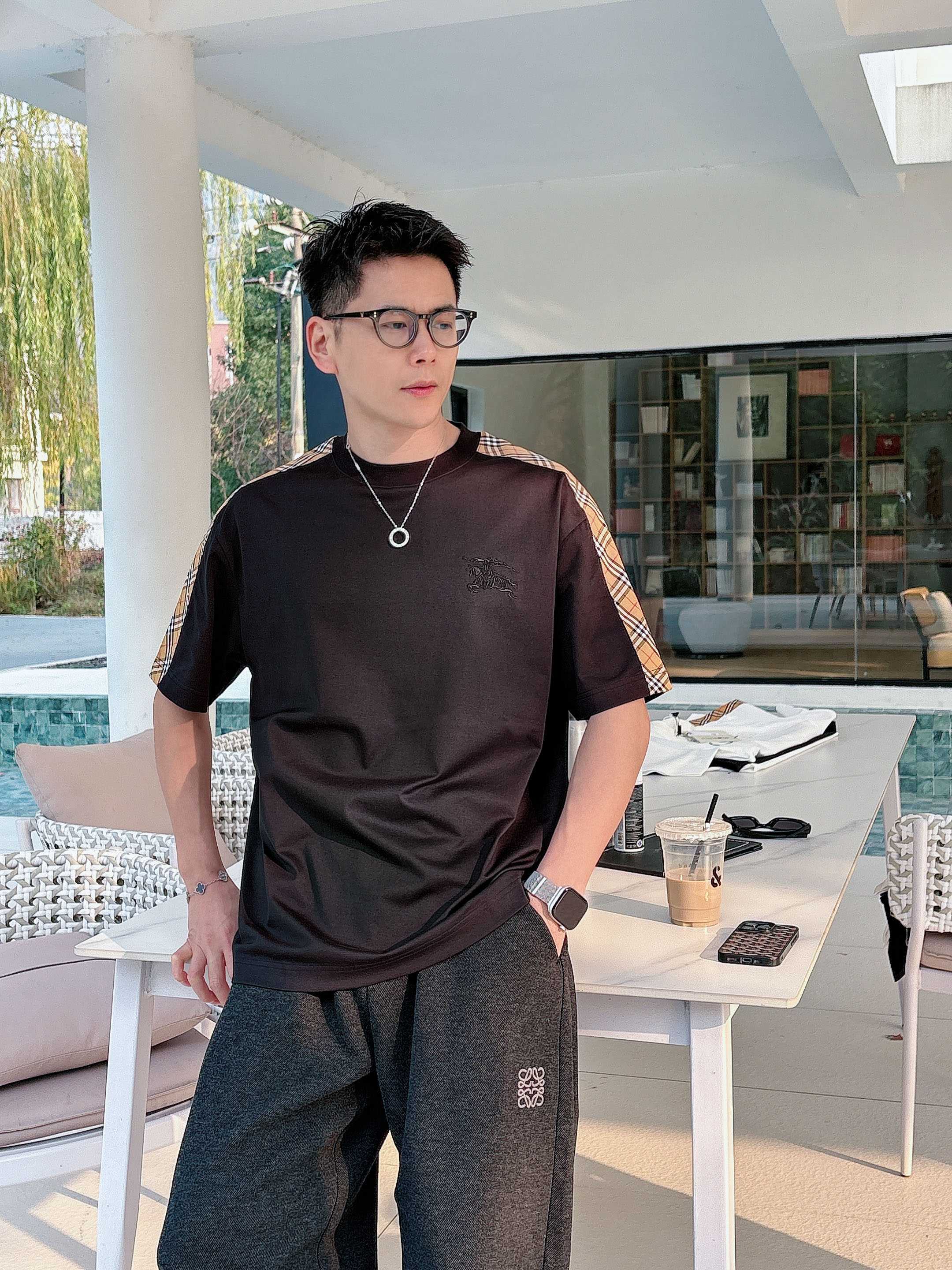 巴宝莉#BUR 2026春夏新款首发专柜最新款短袖圆领T恤 高端订制 设计前卫时尚！品牌logo重工艺设