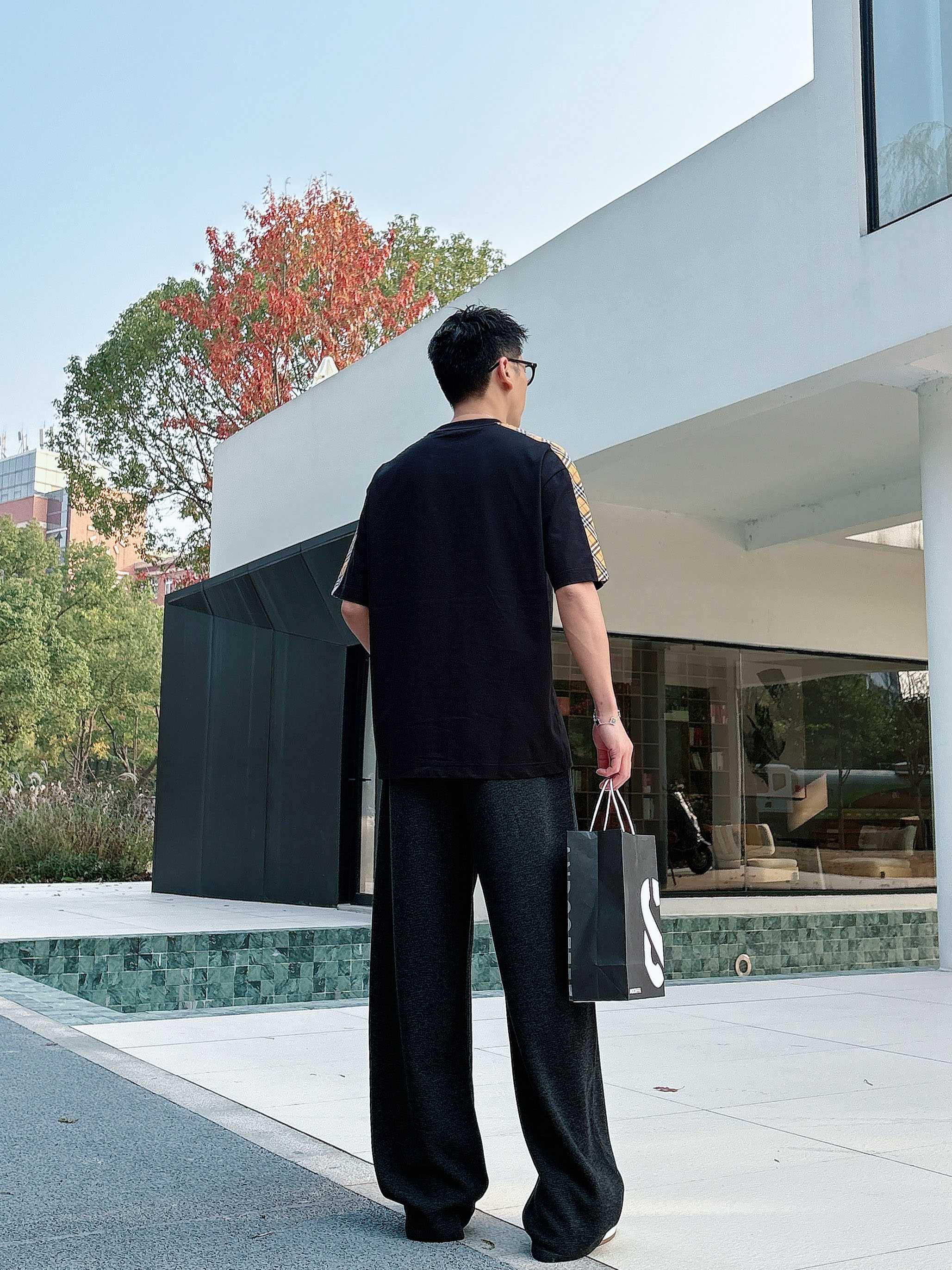 巴宝莉#BUR 2026春夏新款首发专柜最新款短袖圆领T恤 高端订制 设计前卫时尚！品牌logo重工艺设