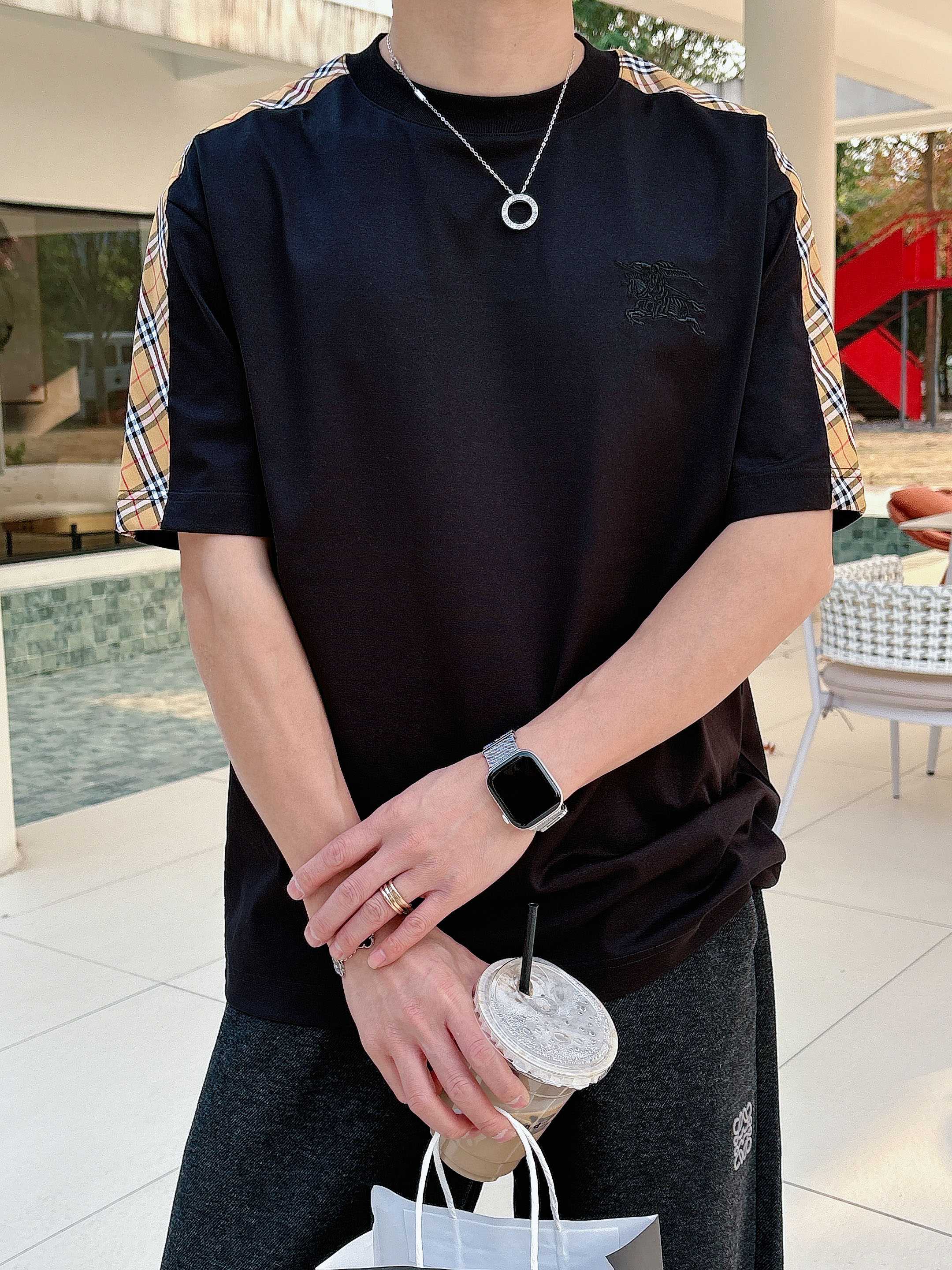 巴宝莉#BUR 2026春夏新款首发专柜最新款短袖圆领T恤 高端订制 设计前卫时尚！品牌logo重工艺设