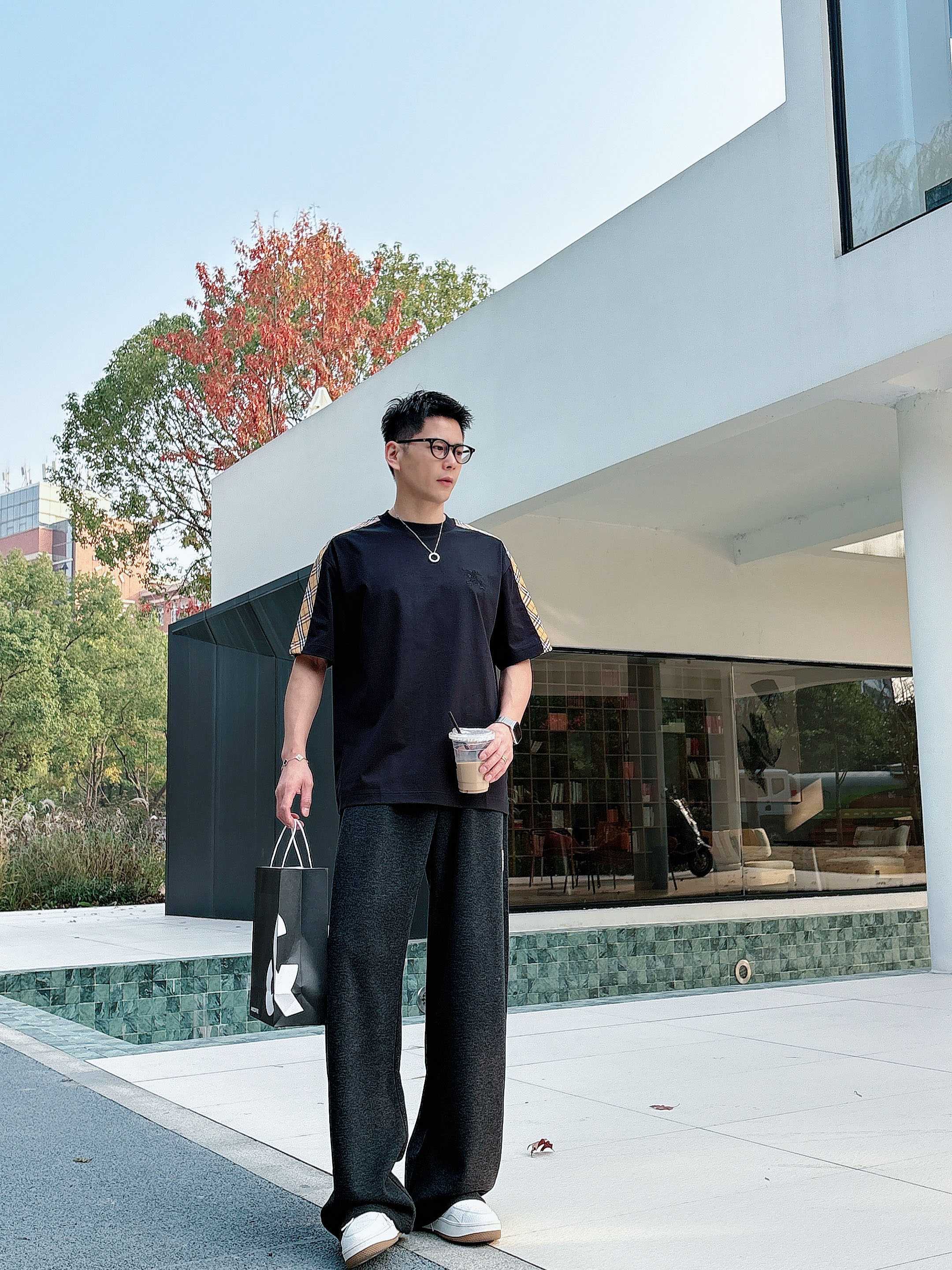 巴宝莉#BUR 2026春夏新款首发专柜最新款短袖圆领T恤 高端订制 设计前卫时尚！品牌logo重工艺设