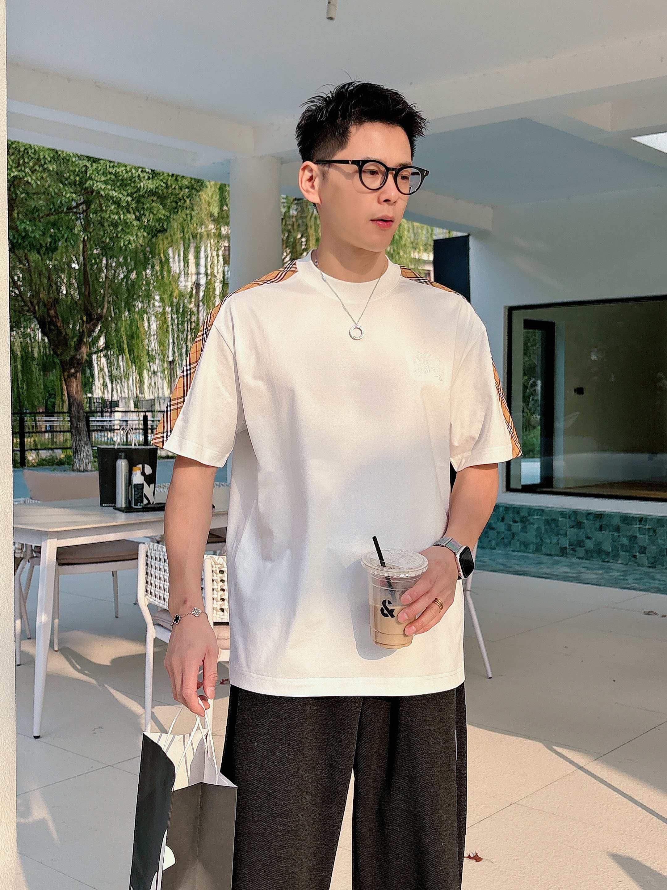 巴宝莉#BUR 2026春夏新款首发专柜最新款短袖圆领T恤 高端订制 设计前卫时尚！品牌logo重工艺设