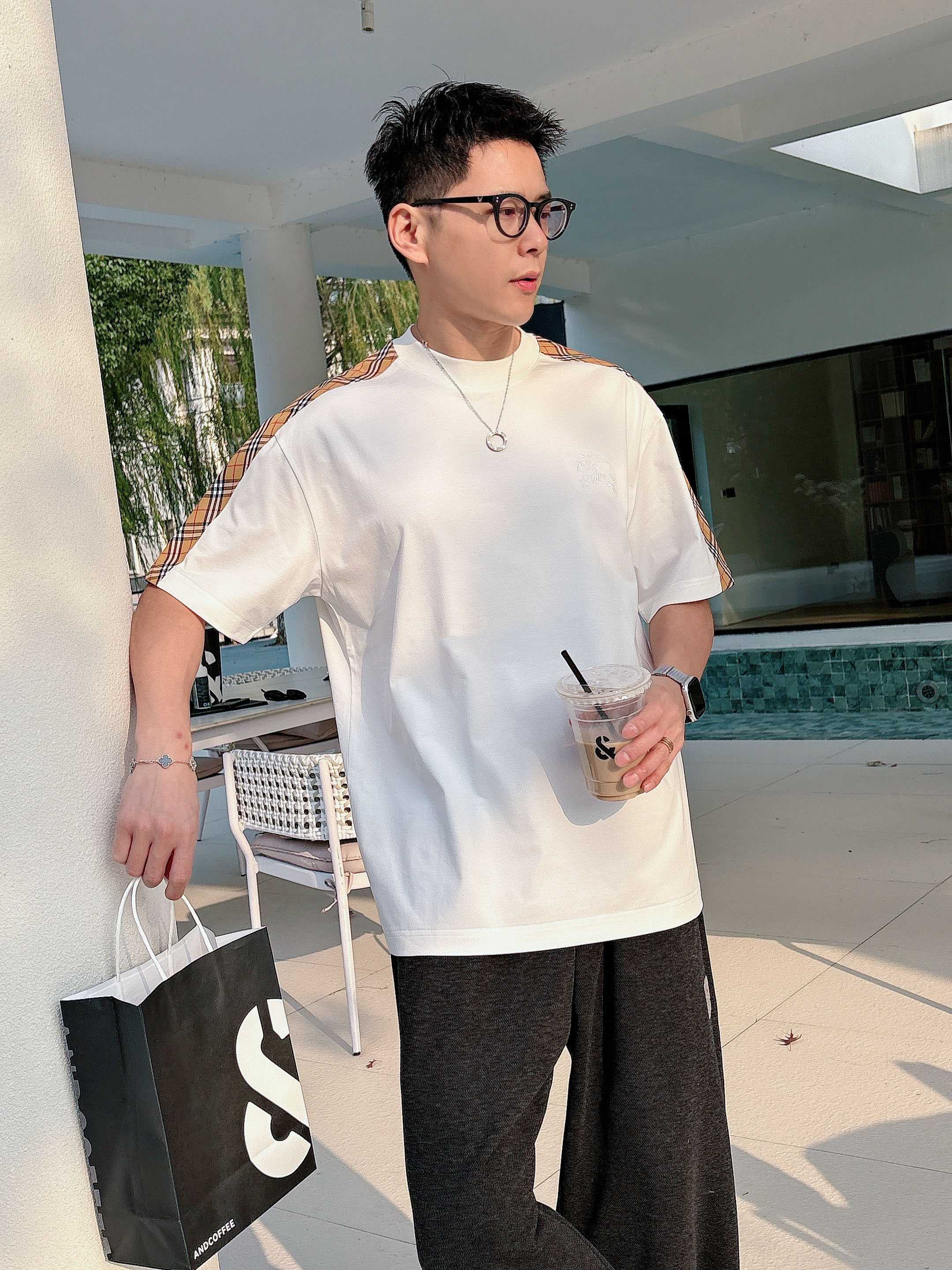 巴宝莉#BUR 2026春夏新款首发专柜最新款短袖圆领T恤 高端订制 设计前卫时尚！品牌logo重工艺设