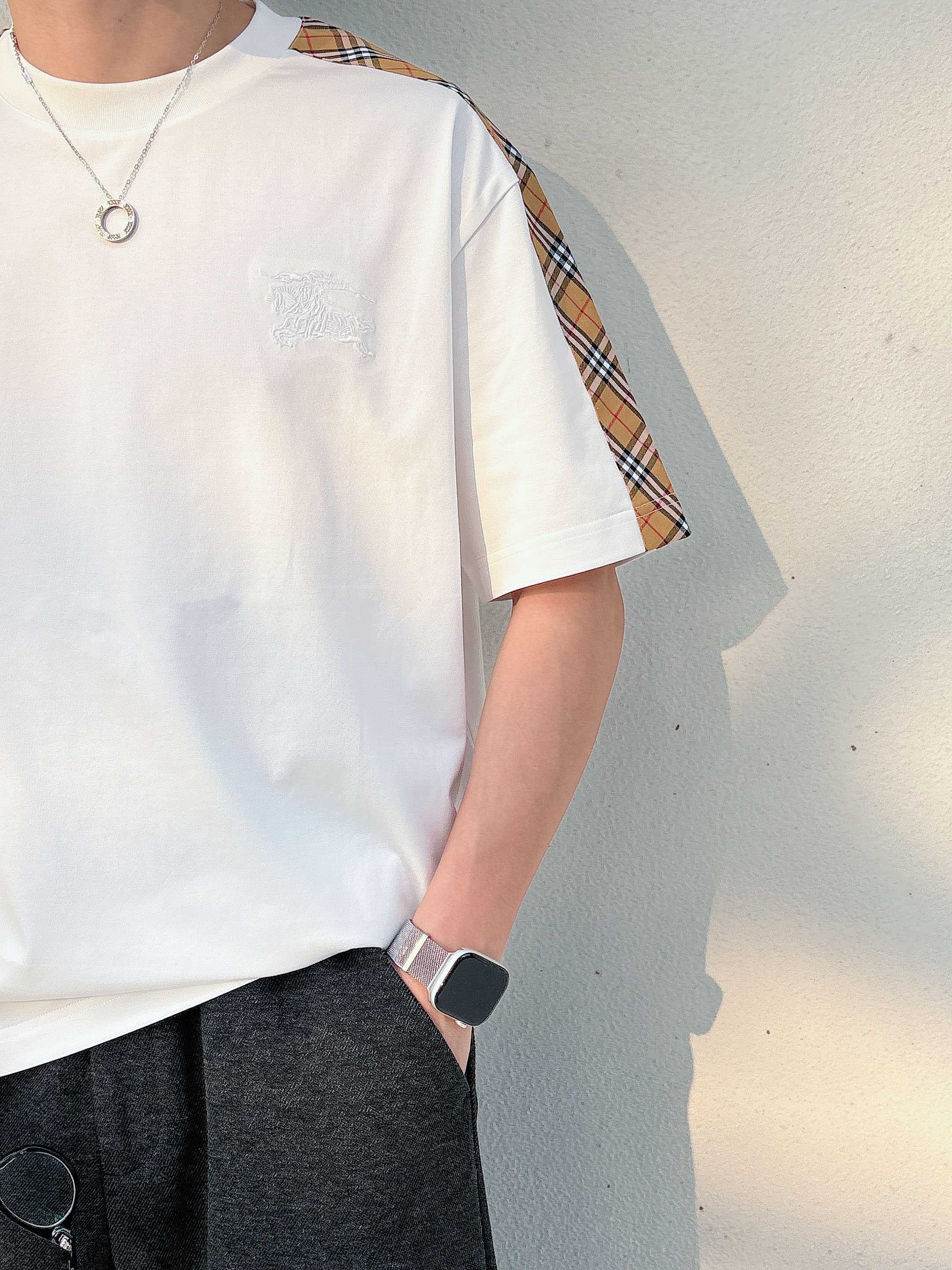 巴宝莉#BUR 2026春夏新款首发专柜最新款短袖圆领T恤 高端订制 设计前卫时尚！品牌logo重工艺设