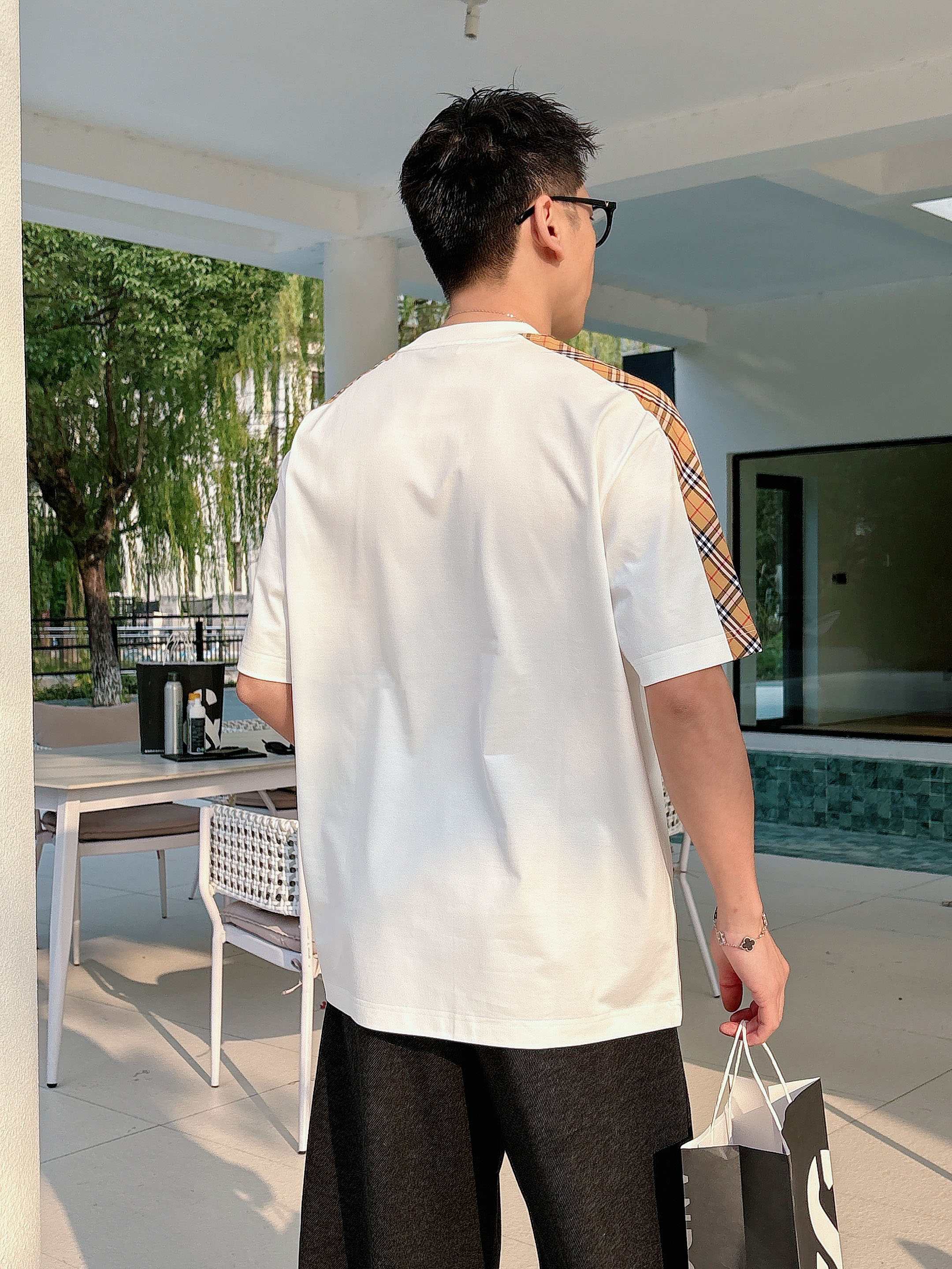 巴宝莉#BUR 2026春夏新款首发专柜最新款短袖圆领T恤 高端订制 设计前卫时尚！品牌logo重工艺设