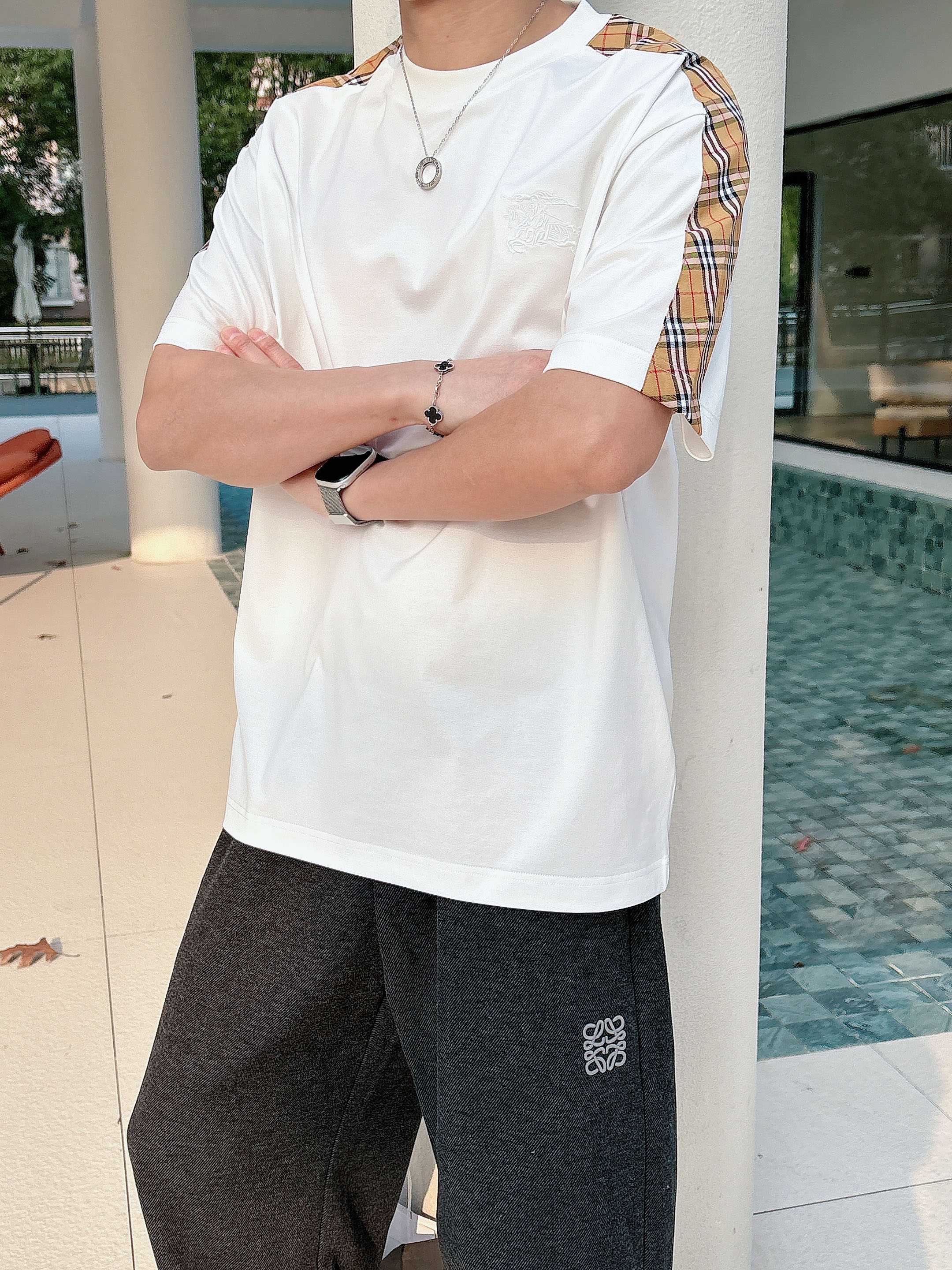 巴宝莉#BUR 2026春夏新款首发专柜最新款短袖圆领T恤 高端订制 设计前卫时尚！品牌logo重工艺设