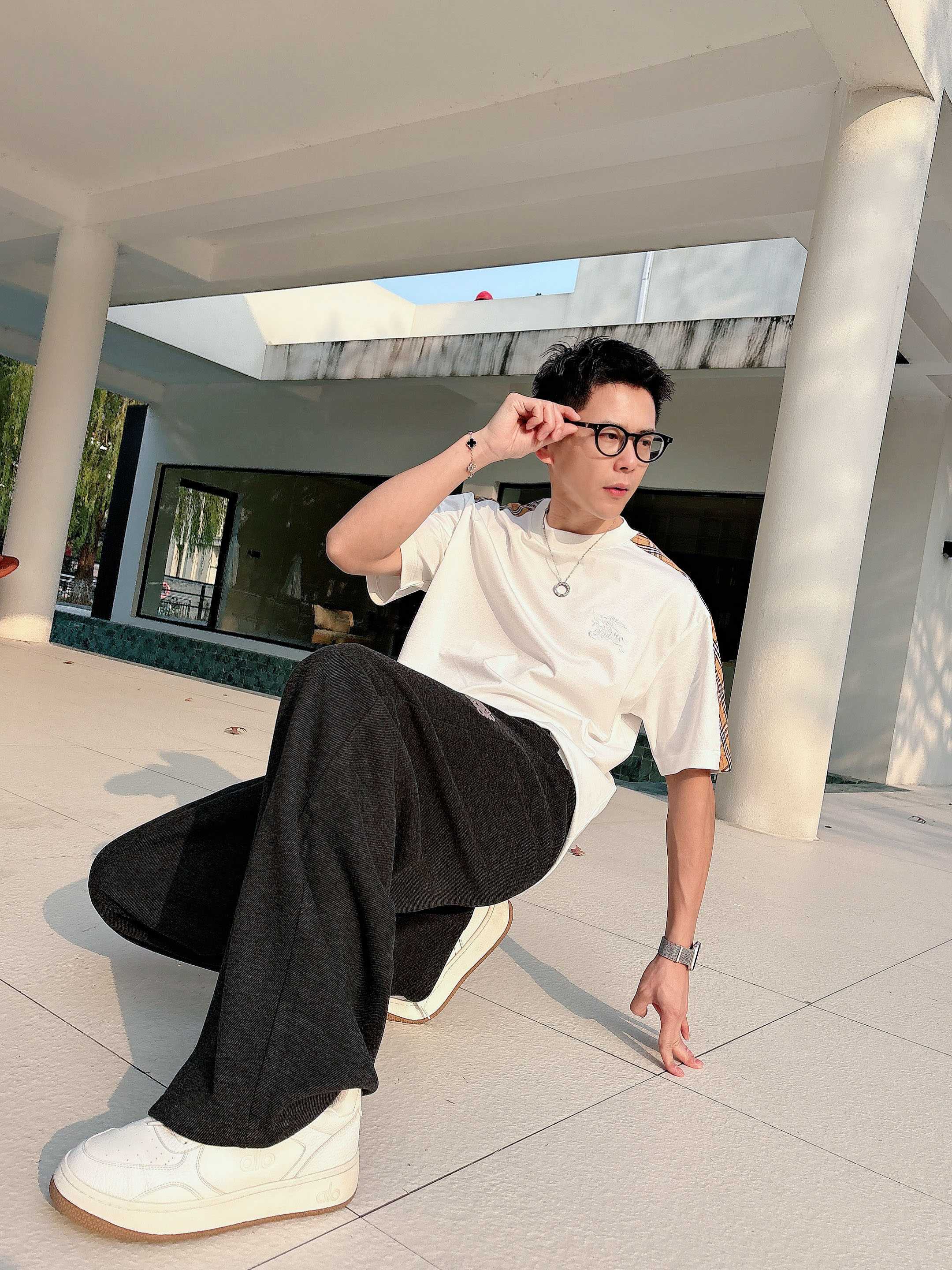 巴宝莉#BUR 2026春夏新款首发专柜最新款短袖圆领T恤 高端订制 设计前卫时尚！品牌logo重工艺设