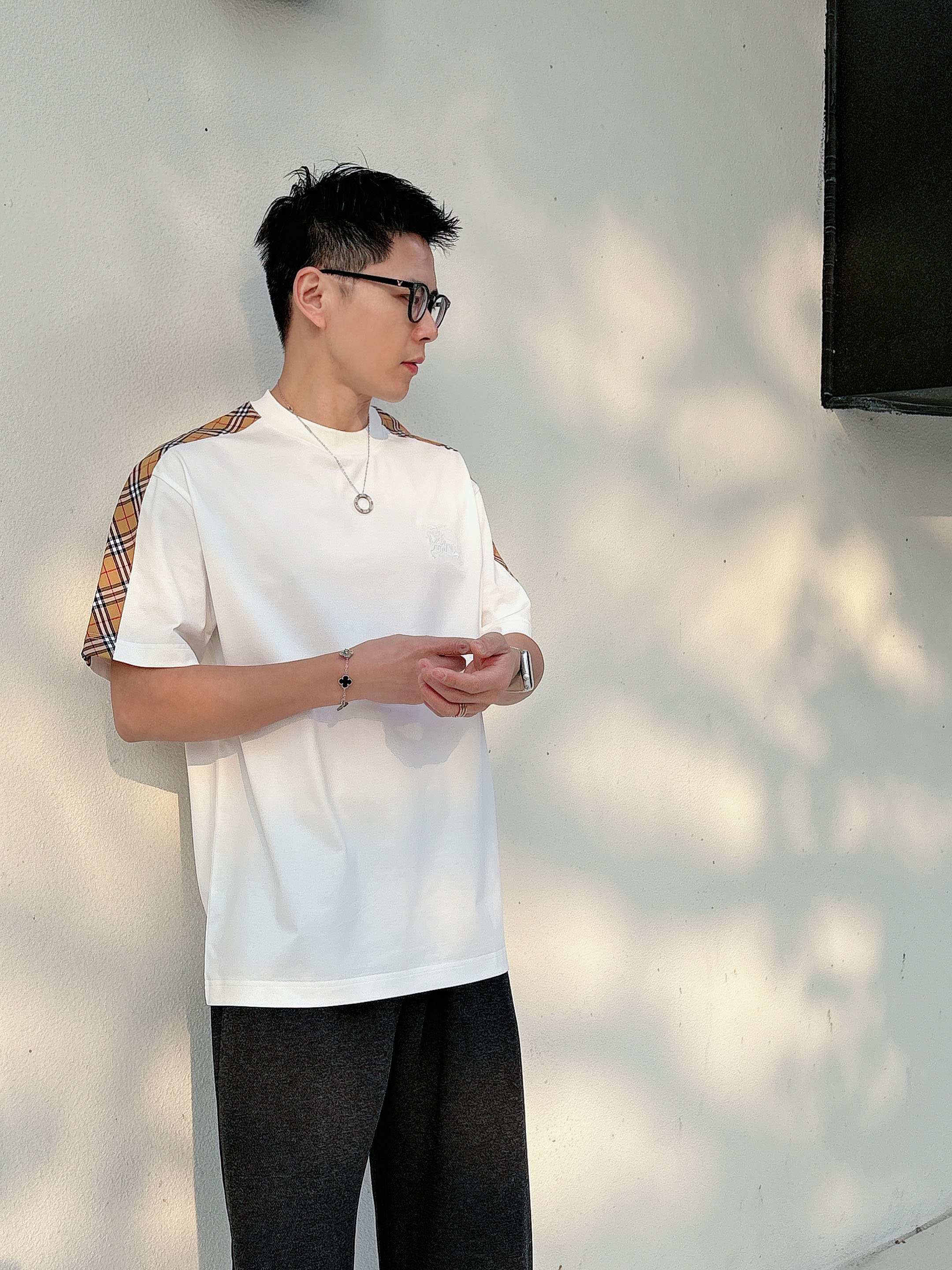 巴宝莉#BUR 2026春夏新款首发专柜最新款短袖圆领T恤 高端订制 设计前卫时尚！品牌logo重工艺设