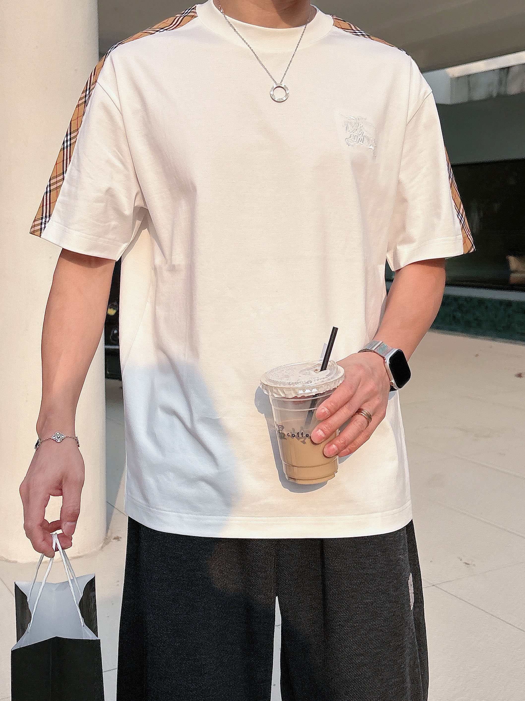 巴宝莉#BUR 2026春夏新款首发专柜最新款短袖圆领T恤 高端订制 设计前卫时尚！品牌logo重工艺设