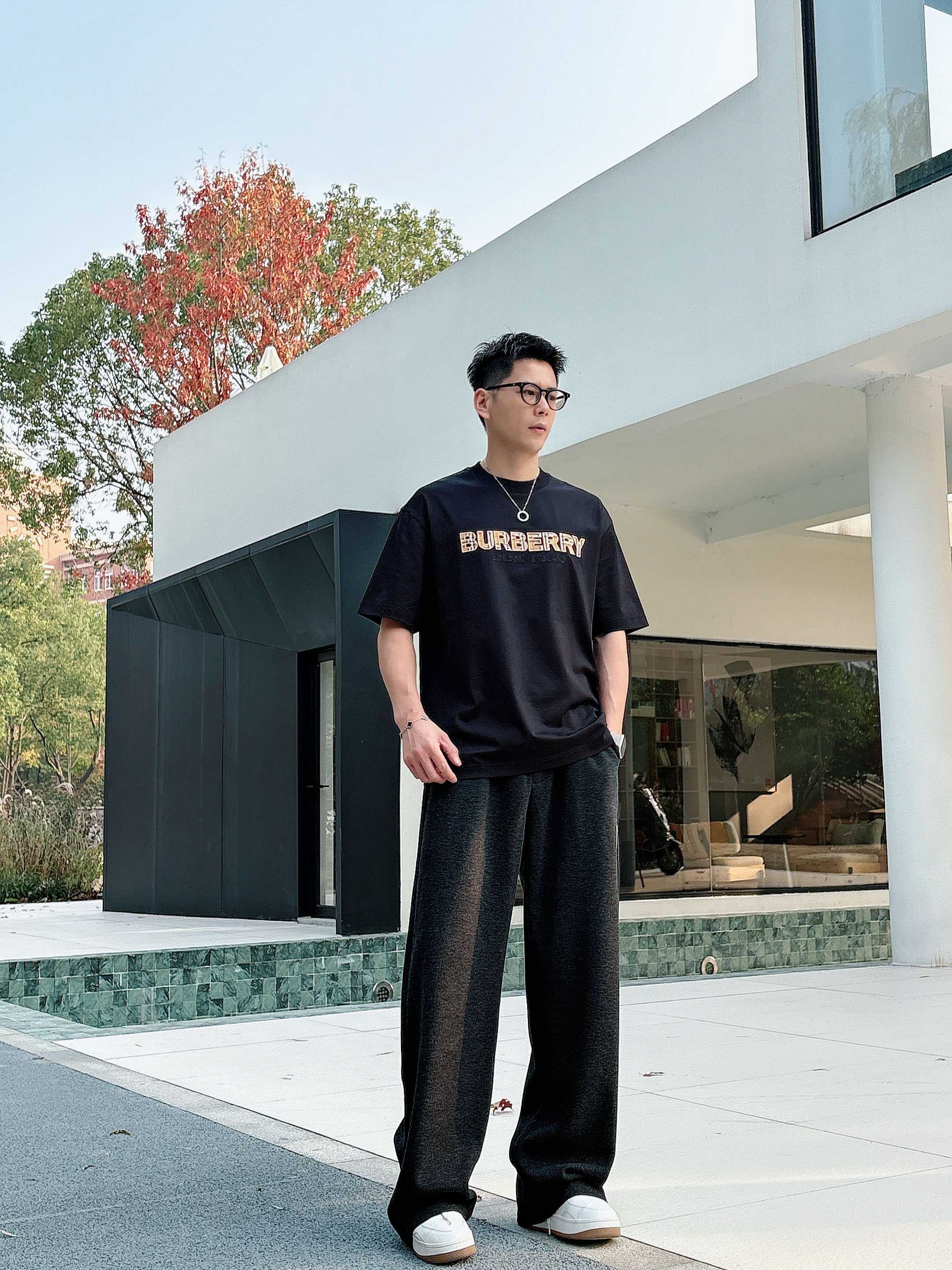 巴宝莉#BUR 2026春夏新款首发专柜最新款短袖圆领T恤 高端订制 设计前卫时尚！品牌logo重工艺设