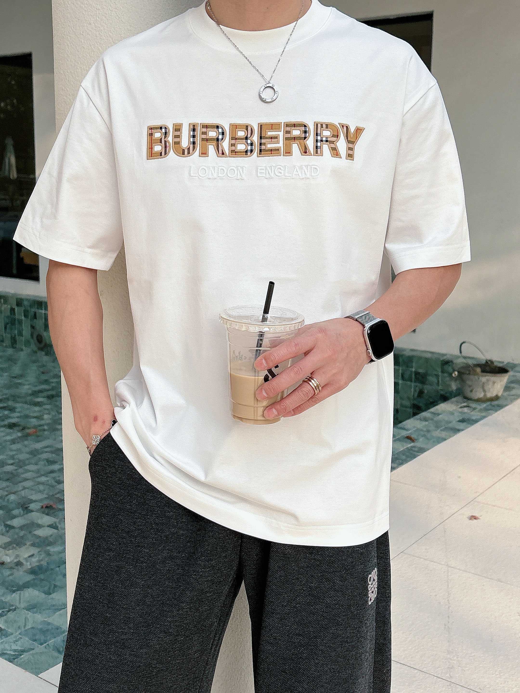 巴宝莉#BUR 2026春夏新款首发专柜最新款短袖圆领T恤 高端订制 设计前卫时尚！品牌logo重工艺设