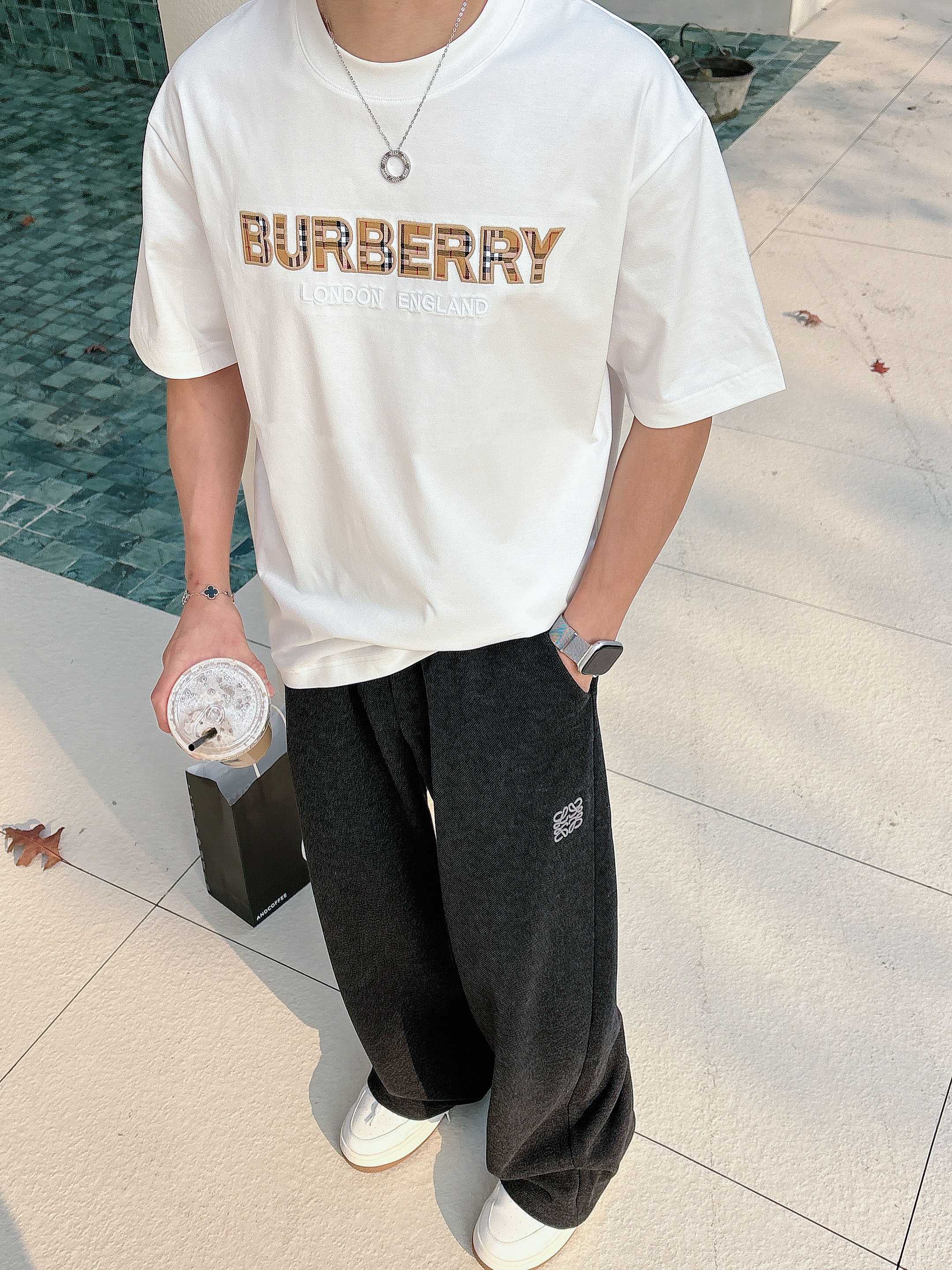 巴宝莉#BUR 2026春夏新款首发专柜最新款短袖圆领T恤 高端订制 设计前卫时尚！品牌logo重工艺设