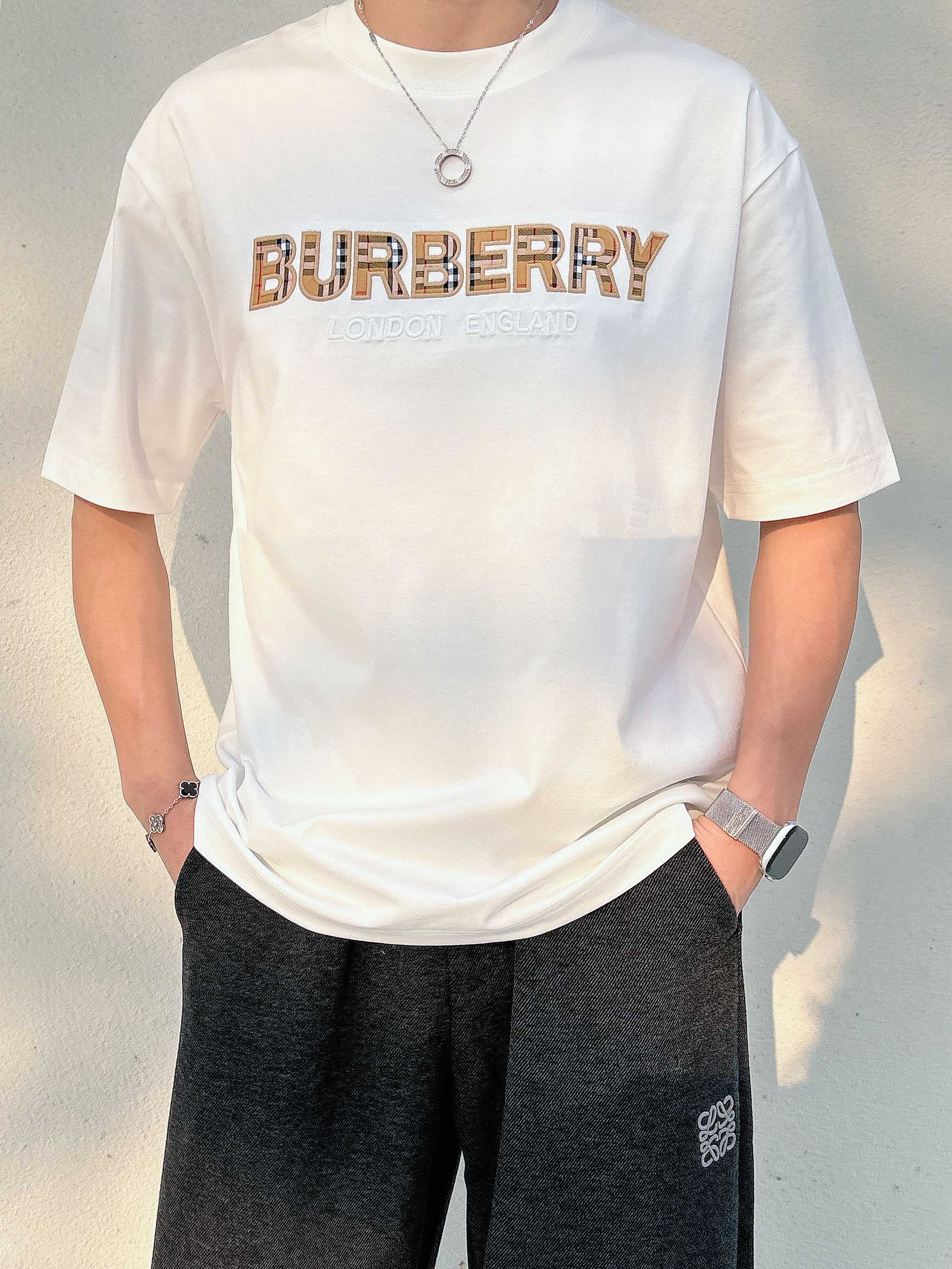 巴宝莉#BUR 2026春夏新款首发专柜最新款短袖圆领T恤 高端订制 设计前卫时尚！品牌logo重工艺设