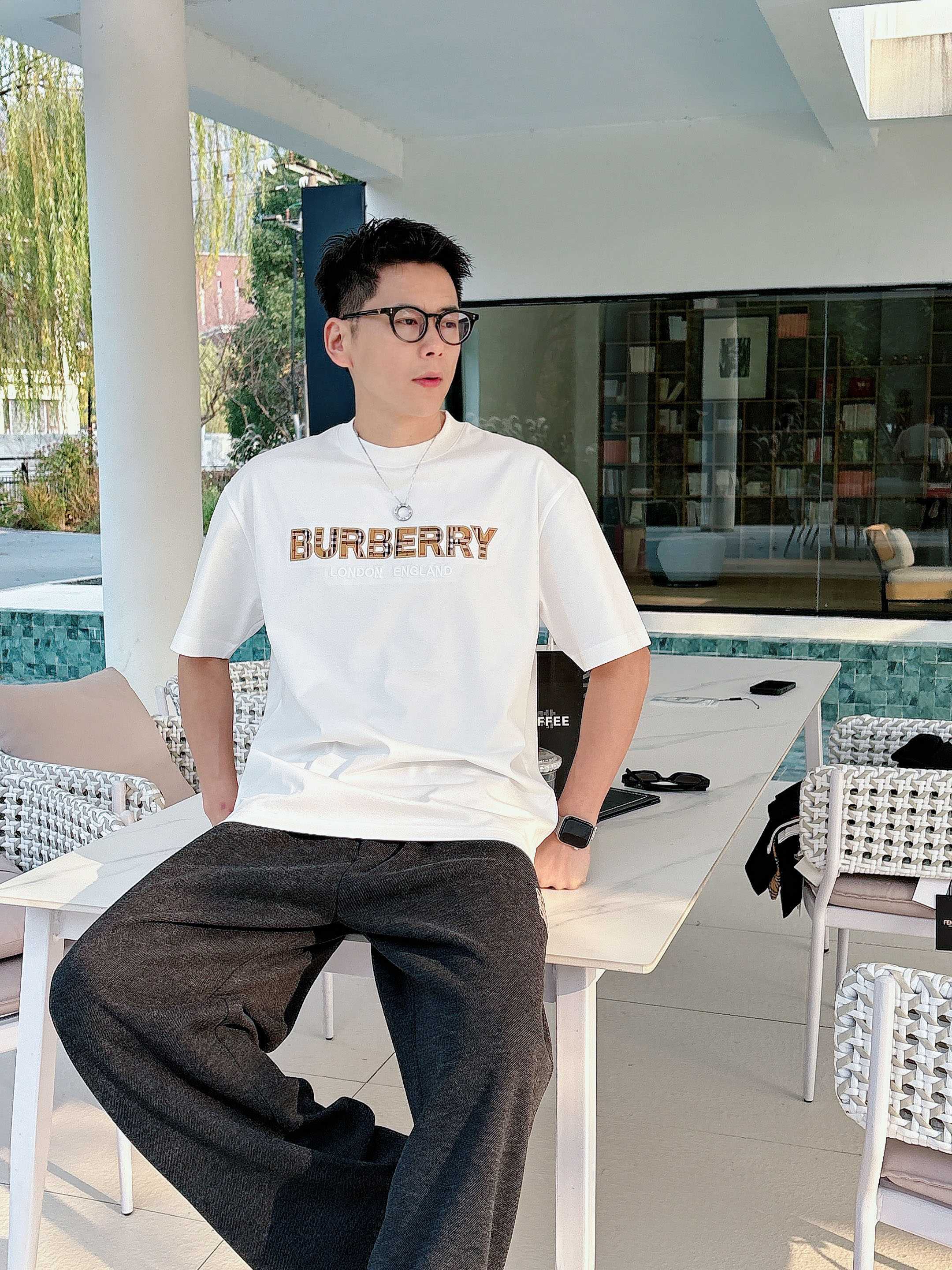 巴宝莉#BUR 2026春夏新款首发专柜最新款短袖圆领T恤 高端订制 设计前卫时尚！品牌logo重工艺设