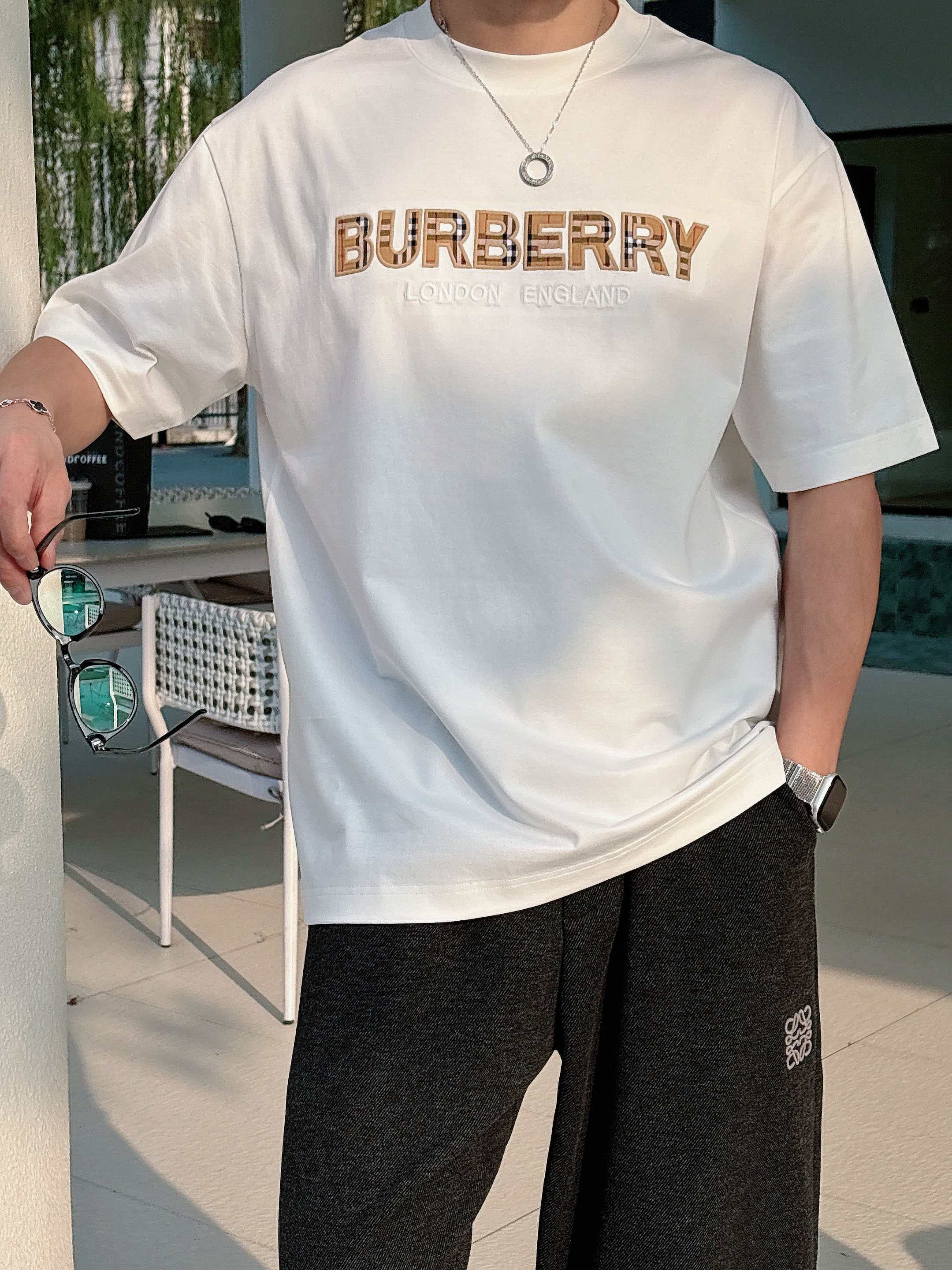 巴宝莉#BUR 2026春夏新款首发专柜最新款短袖圆领T恤 高端订制 设计前卫时尚！品牌logo重工艺设