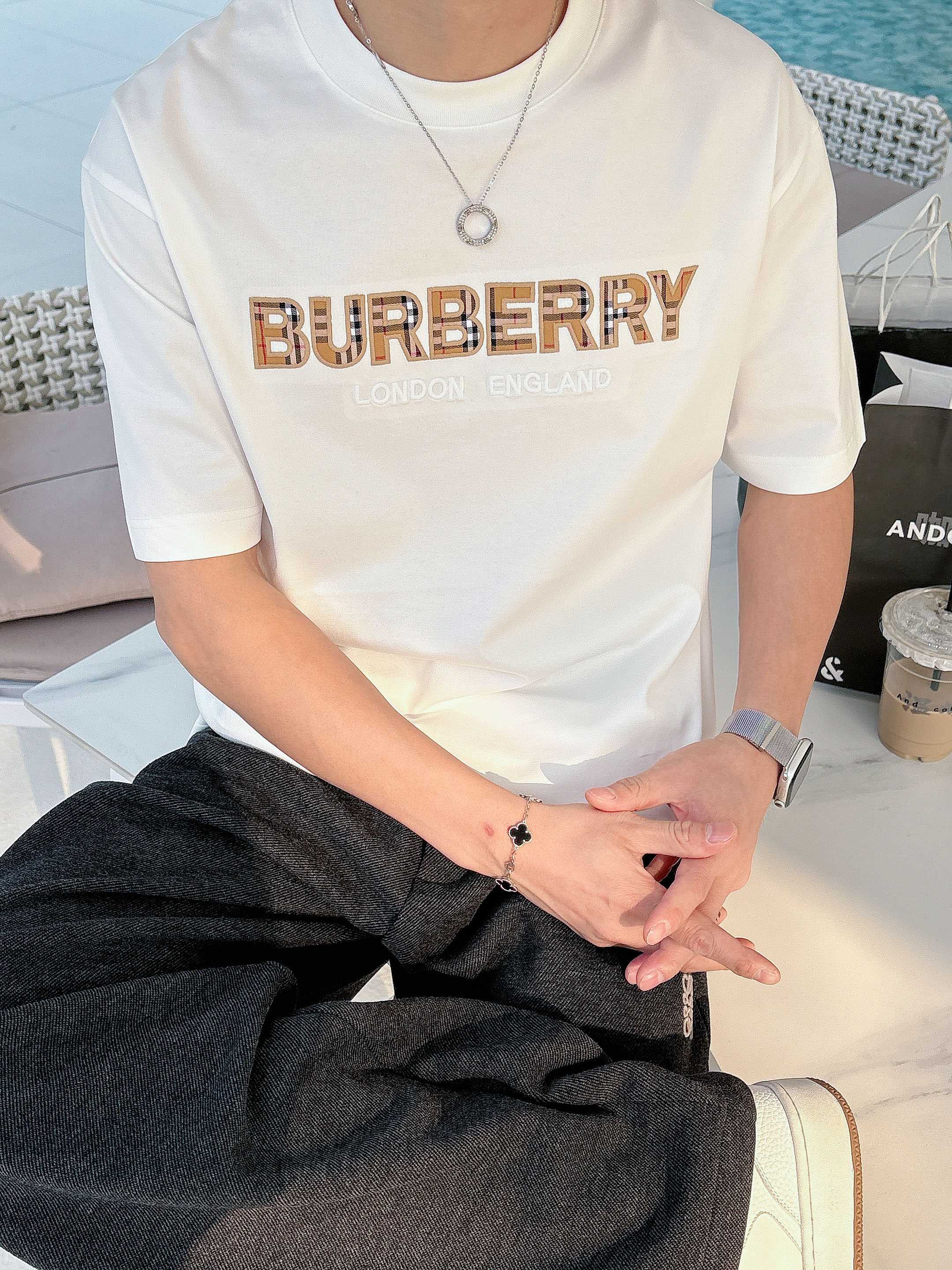 巴宝莉#BUR 2026春夏新款首发专柜最新款短袖圆领T恤 高端订制 设计前卫时尚！品牌logo重工艺设