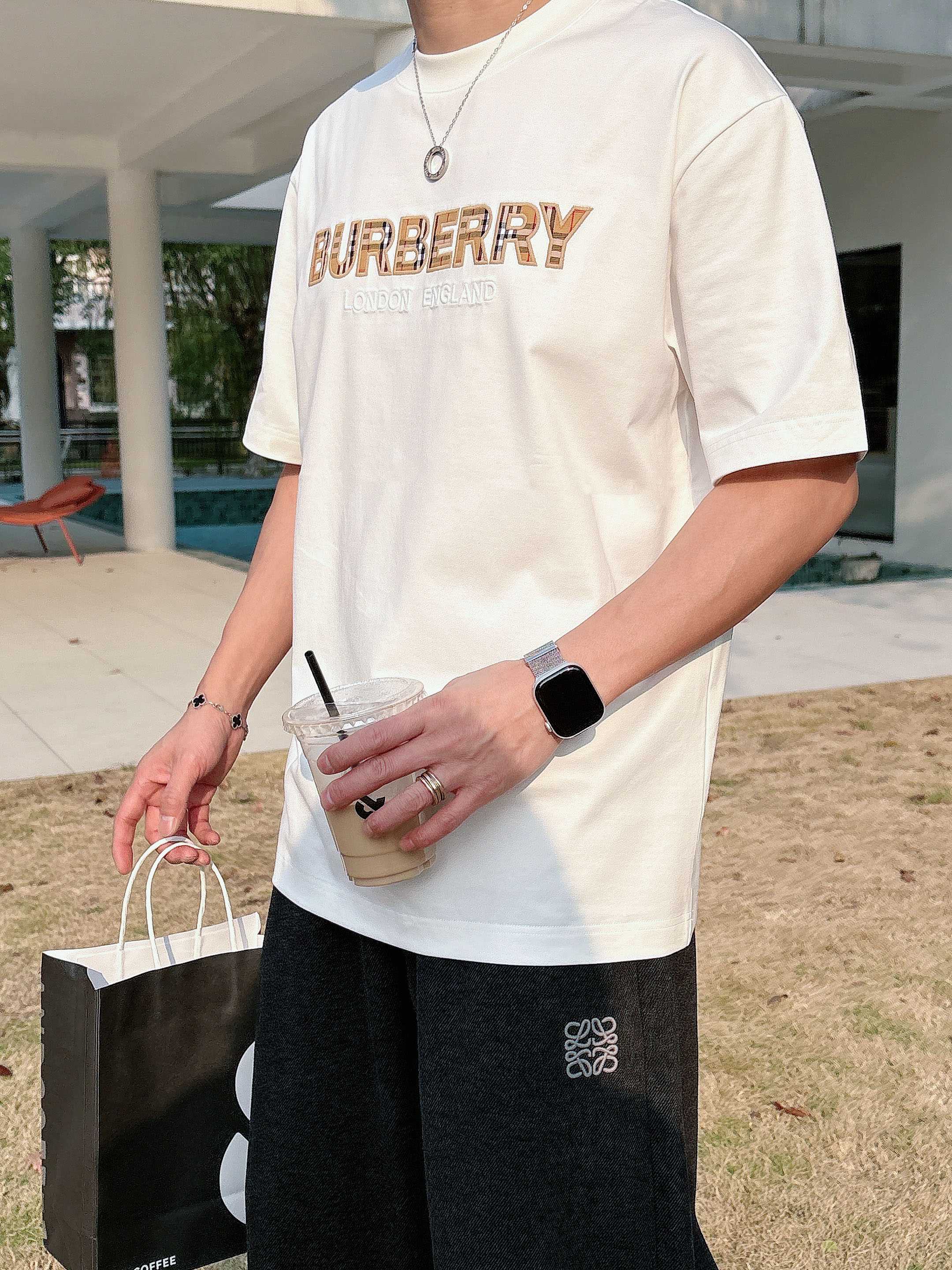 巴宝莉#BUR 2026春夏新款首发专柜最新款短袖圆领T恤 高端订制 设计前卫时尚！品牌logo重工艺设