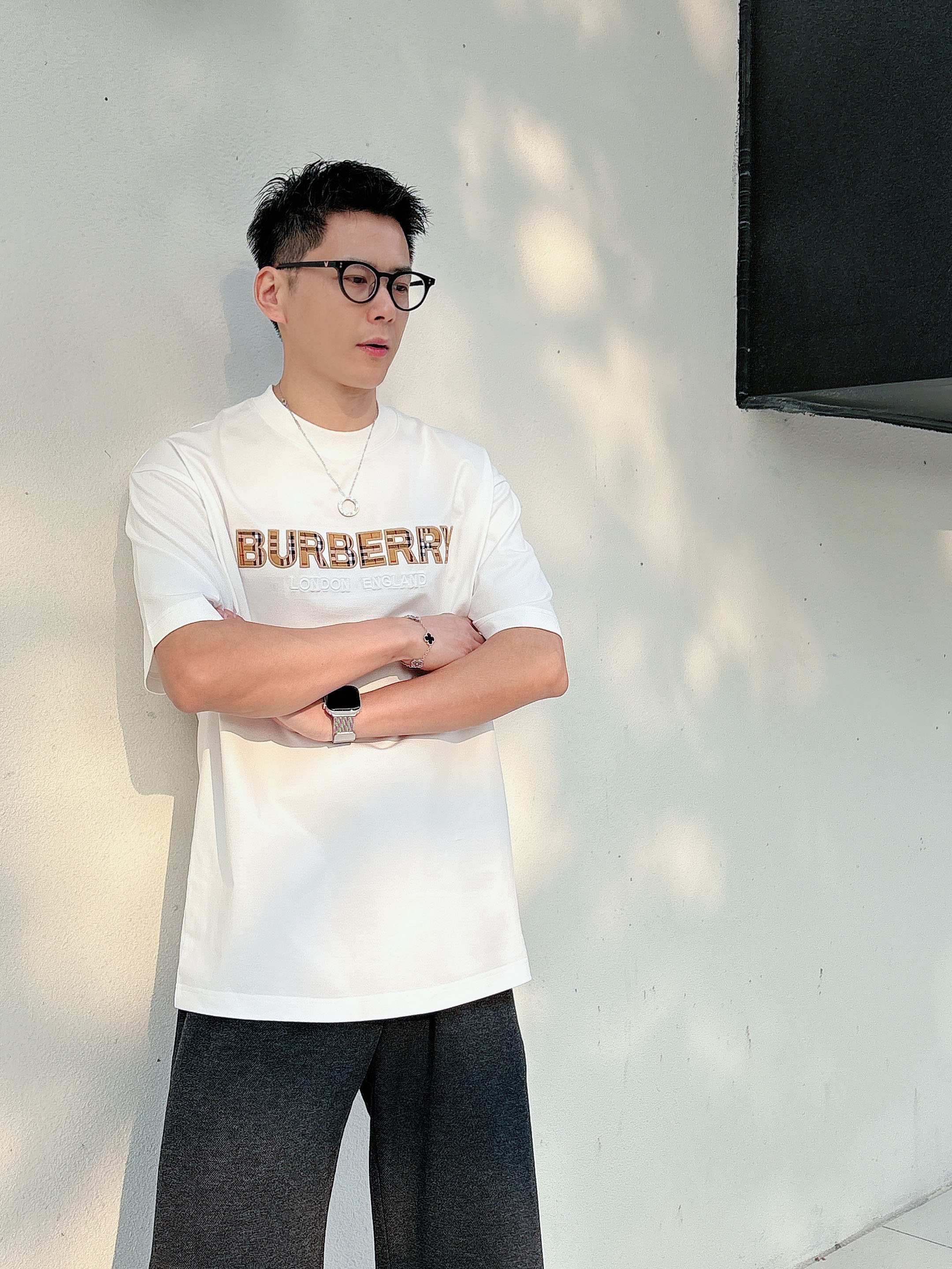 巴宝莉#BUR 2026春夏新款首发专柜最新款短袖圆领T恤 高端订制 设计前卫时尚！品牌logo重工艺设