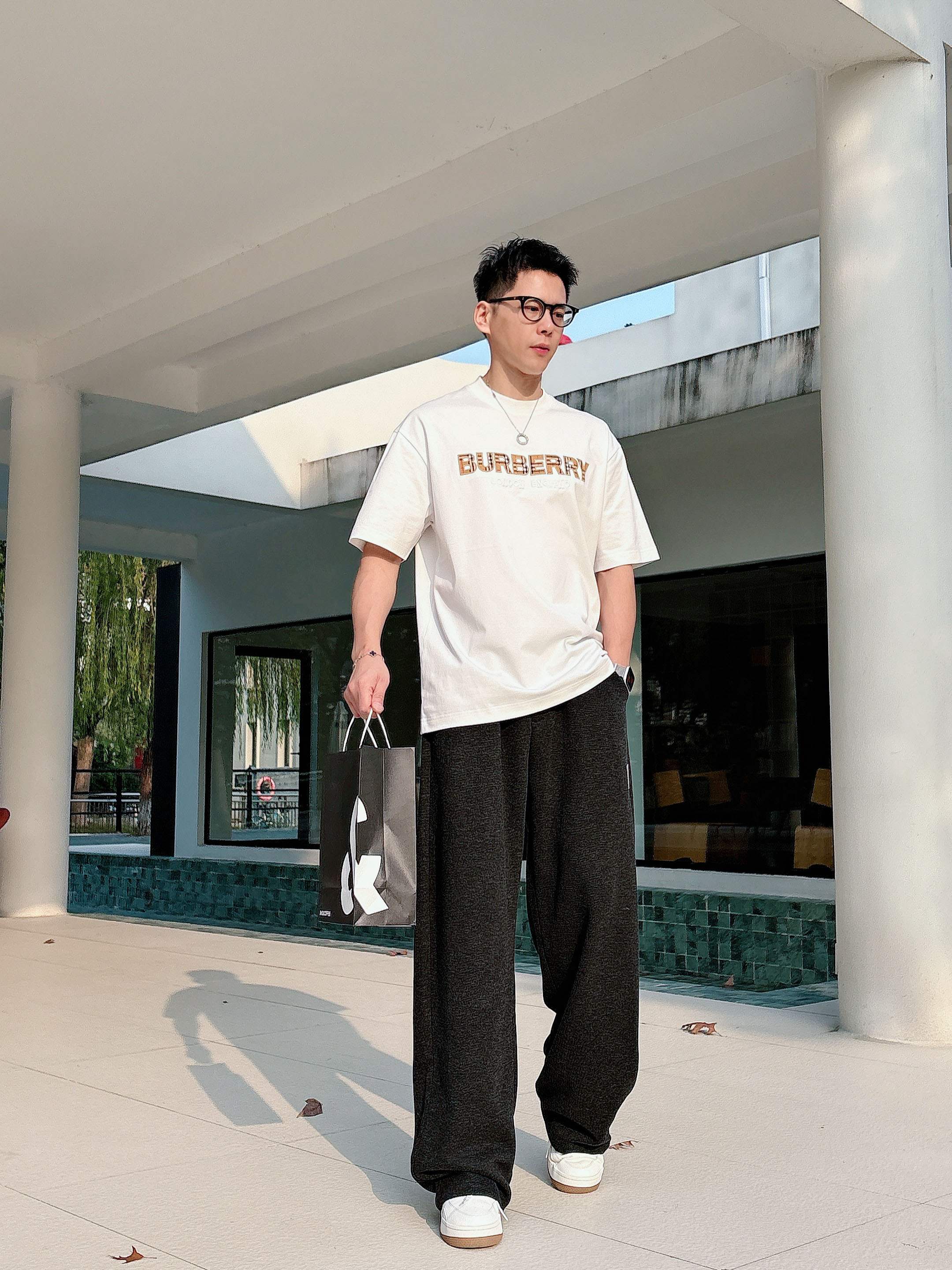 巴宝莉#BUR 2026春夏新款首发专柜最新款短袖圆领T恤 高端订制 设计前卫时尚！品牌logo重工艺设