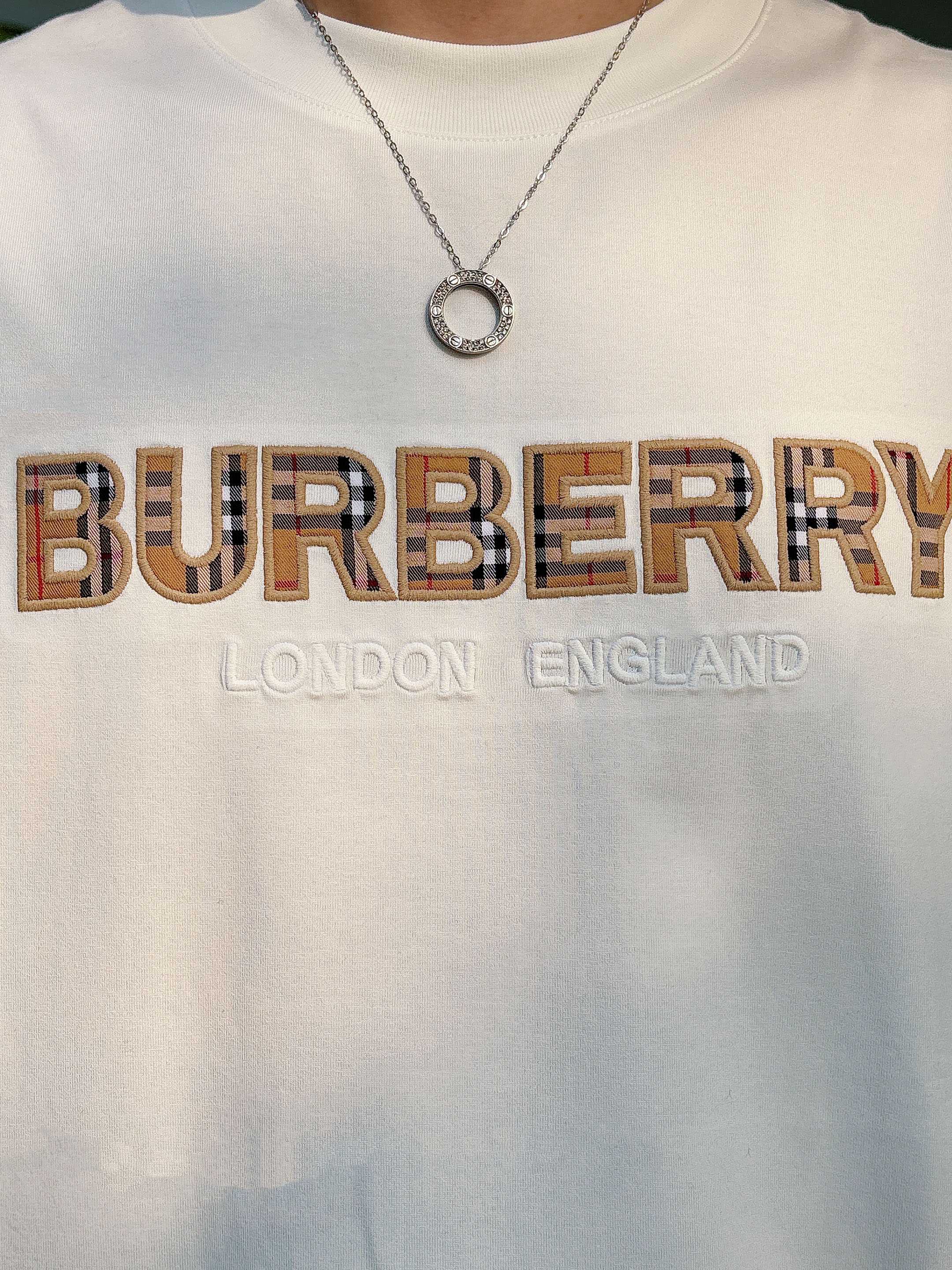 巴宝莉#BUR 2026春夏新款首发专柜最新款短袖圆领T恤 高端订制 设计前卫时尚！品牌logo重工艺设