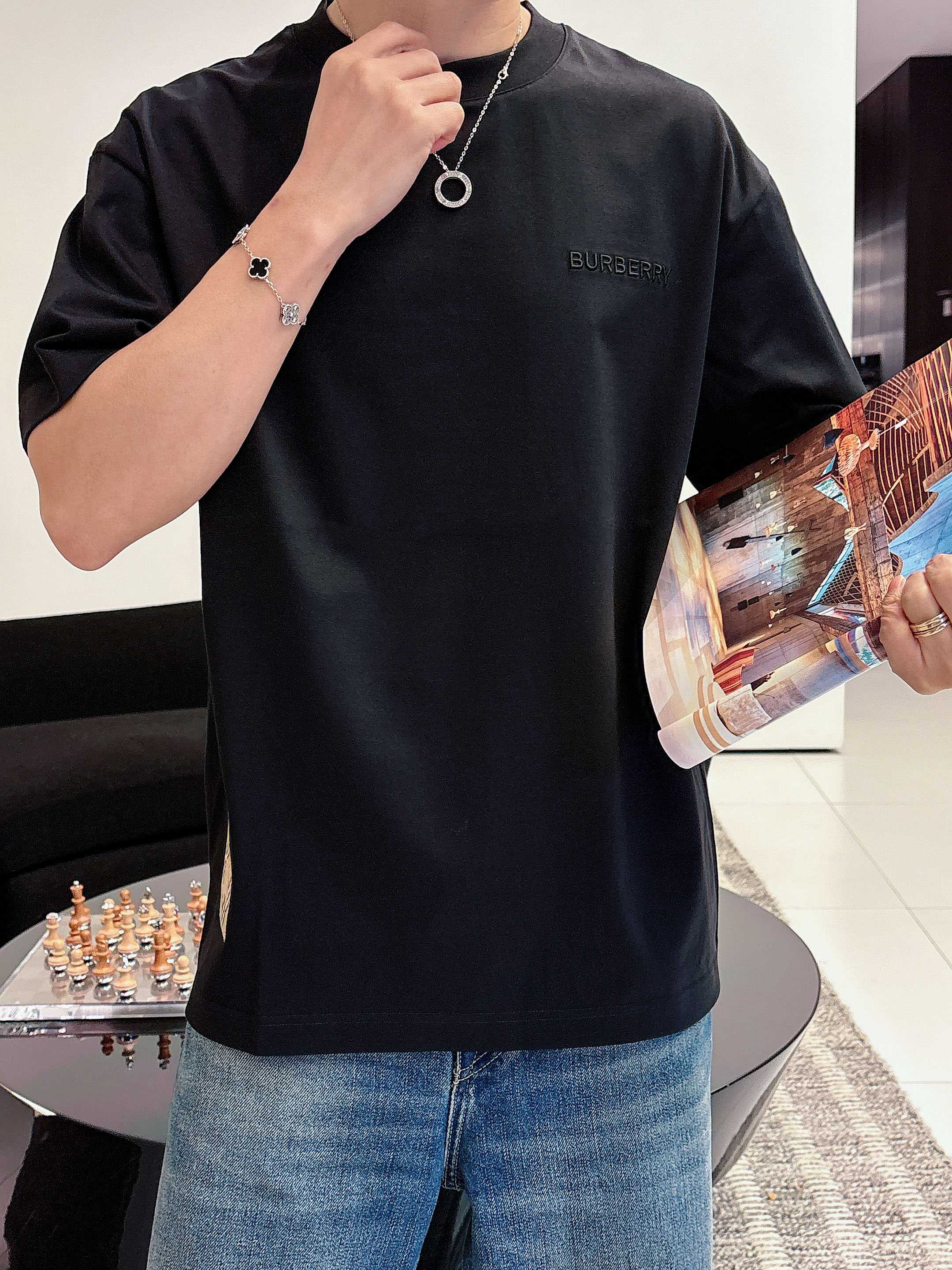 巴宝莉#BUR 2026春夏新款首发专柜最新款短袖圆领T恤 高端订制 设计前卫时尚！品牌logo重工艺设