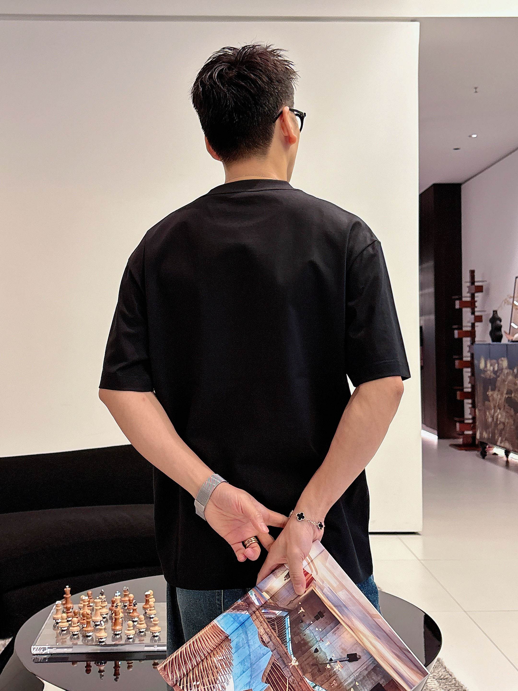 巴宝莉#BUR 2026春夏新款首发专柜最新款短袖圆领T恤 高端订制 设计前卫时尚！品牌logo重工艺设