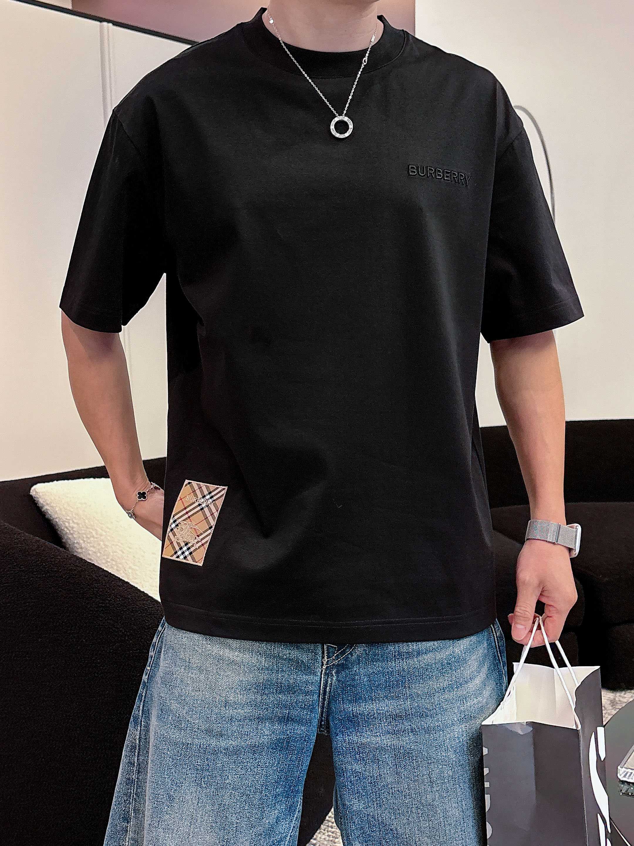 巴宝莉#BUR 2026春夏新款首发专柜最新款短袖圆领T恤 高端订制 设计前卫时尚！品牌logo重工艺设