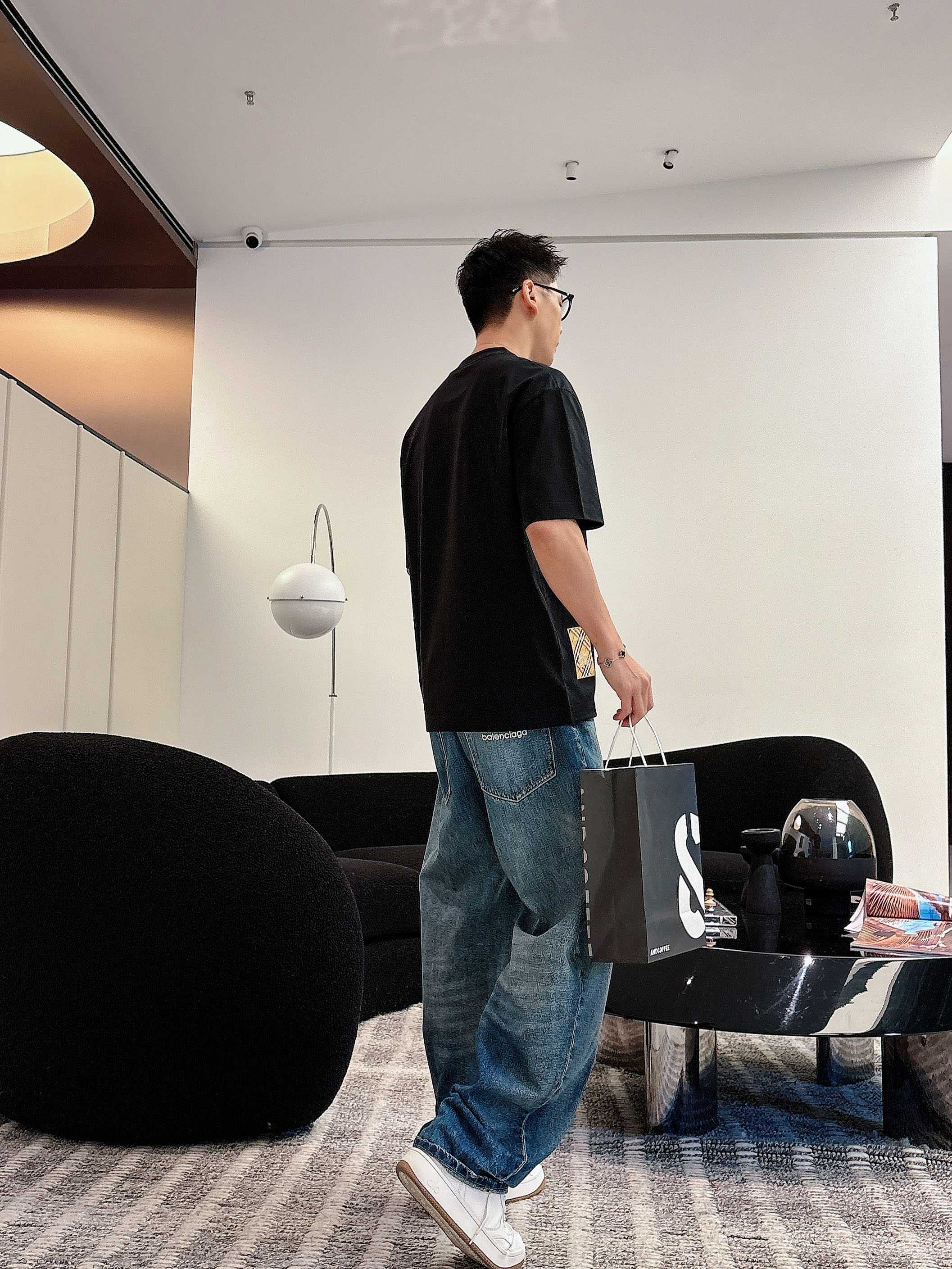 巴宝莉#BUR 2026春夏新款首发专柜最新款短袖圆领T恤 高端订制 设计前卫时尚！品牌logo重工艺设