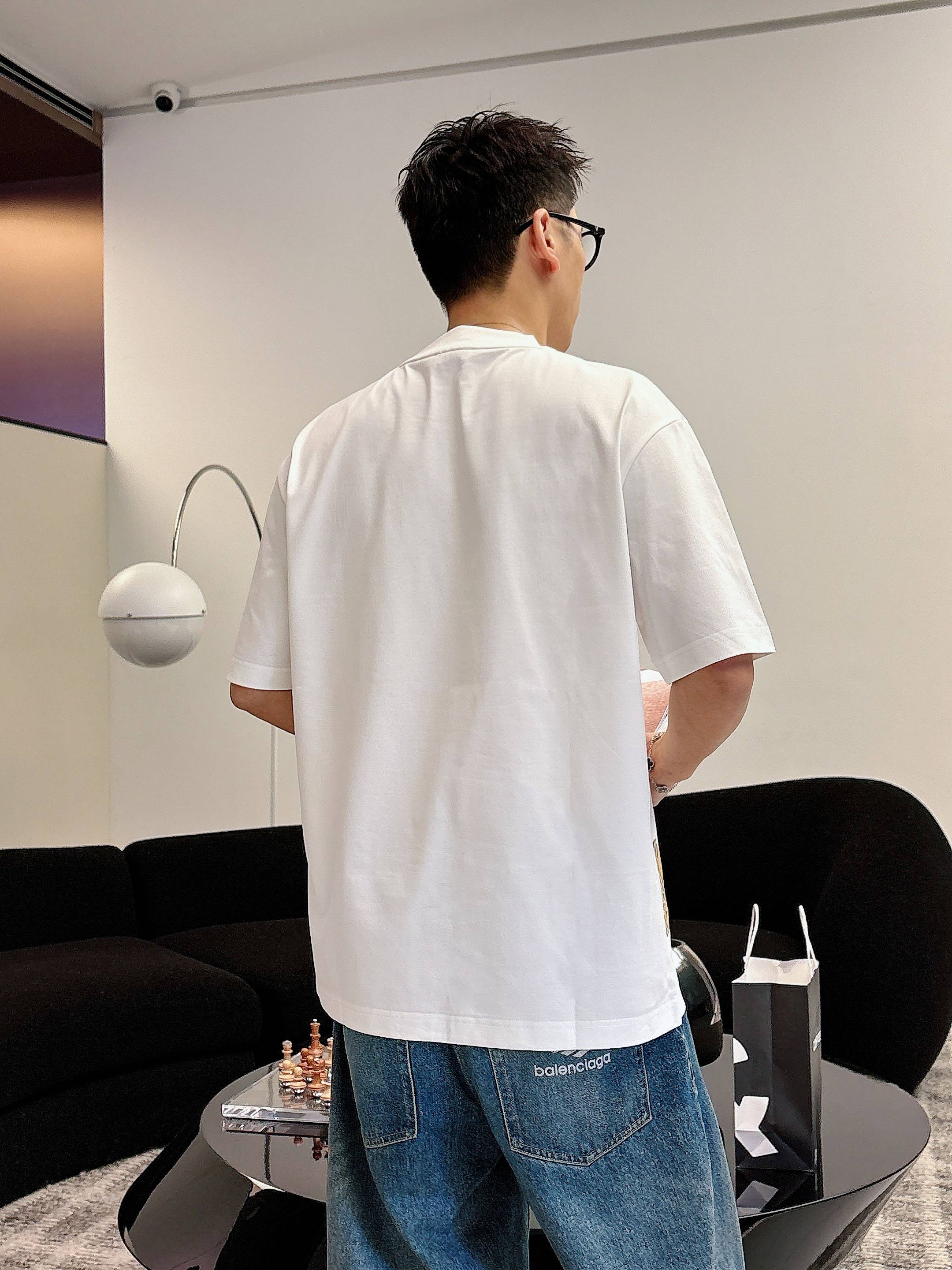 巴宝莉#BUR 2026春夏新款首发专柜最新款短袖圆领T恤 高端订制 设计前卫时尚！品牌logo重工艺设