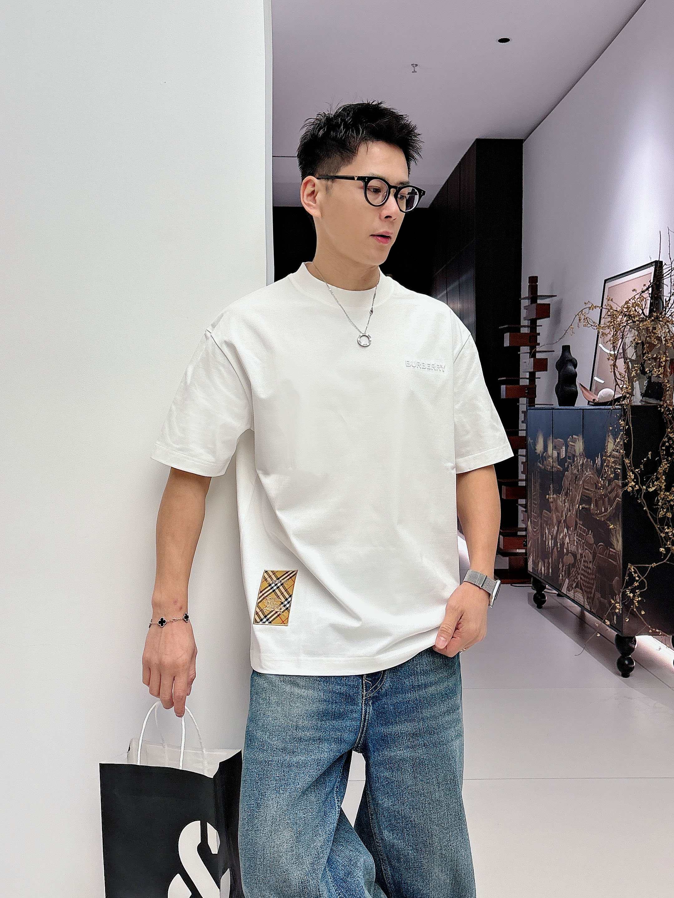 巴宝莉#BUR 2026春夏新款首发专柜最新款短袖圆领T恤 高端订制 设计前卫时尚！品牌logo重工艺设