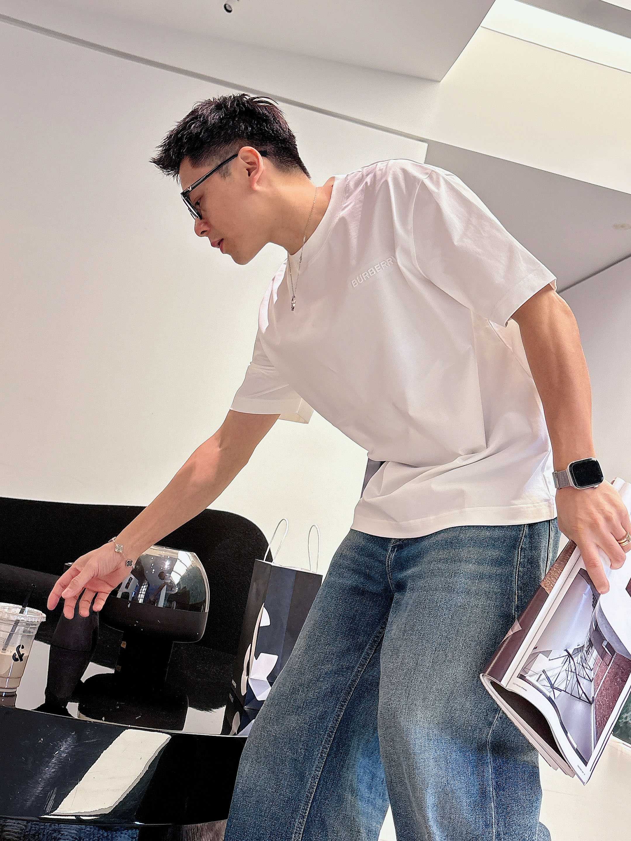 巴宝莉#BUR 2026春夏新款首发专柜最新款短袖圆领T恤 高端订制 设计前卫时尚！品牌logo重工艺设