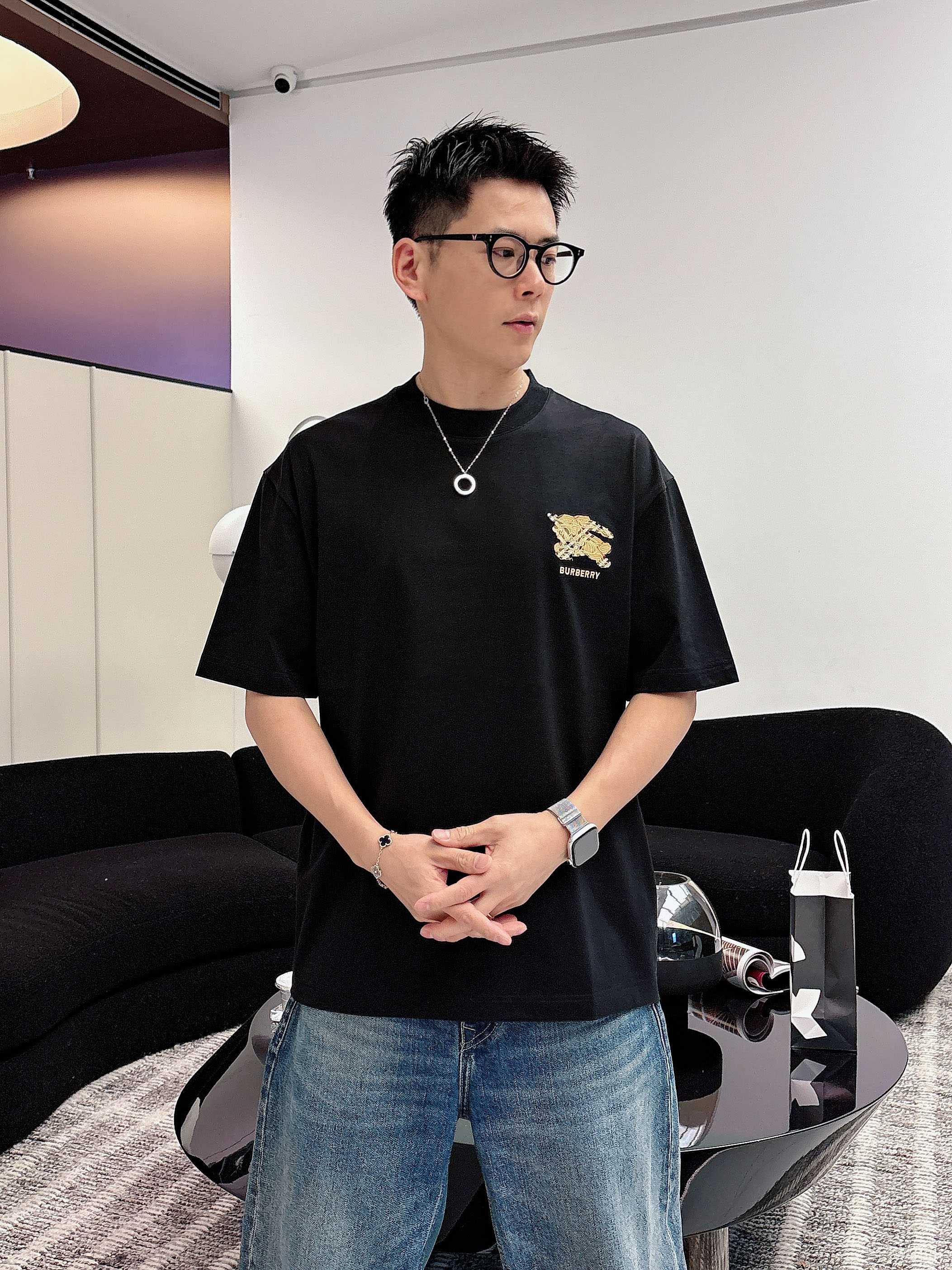 巴宝莉#BUR 2026春夏新款首发专柜最新款短袖圆领T恤 高端订制 设计前卫时尚！品牌logo重工艺设