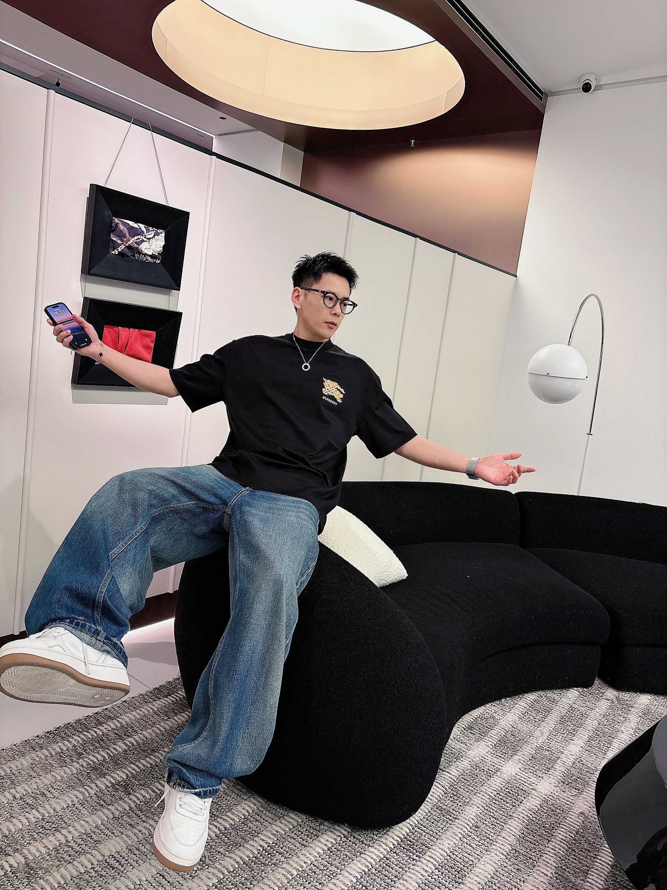 巴宝莉#BUR 2026春夏新款首发专柜最新款短袖圆领T恤 高端订制 设计前卫时尚！品牌logo重工艺设