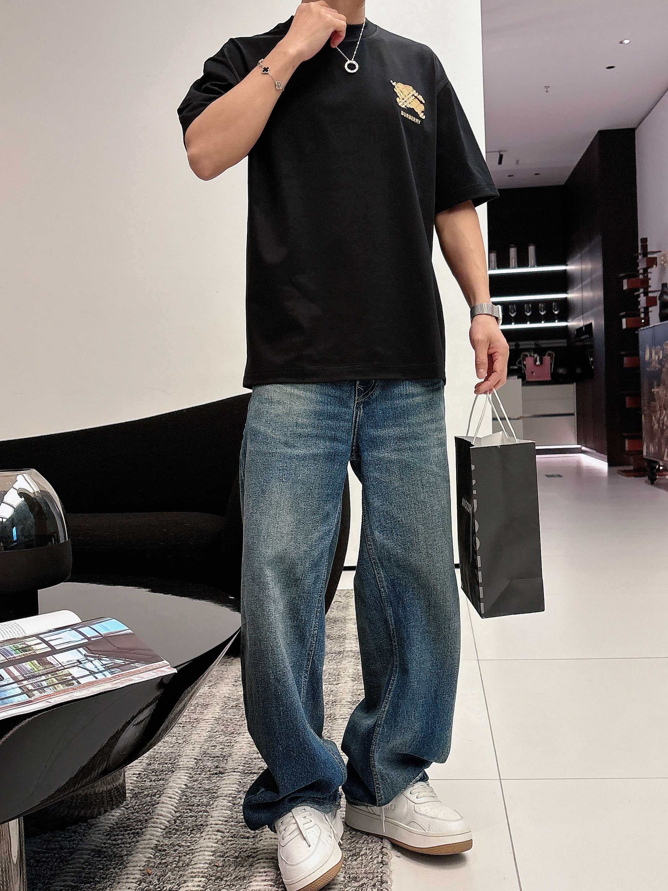 巴宝莉#BUR 2026春夏新款首发专柜最新款短袖圆领T恤 高端订制 设计前卫时尚！品牌logo重工艺设
