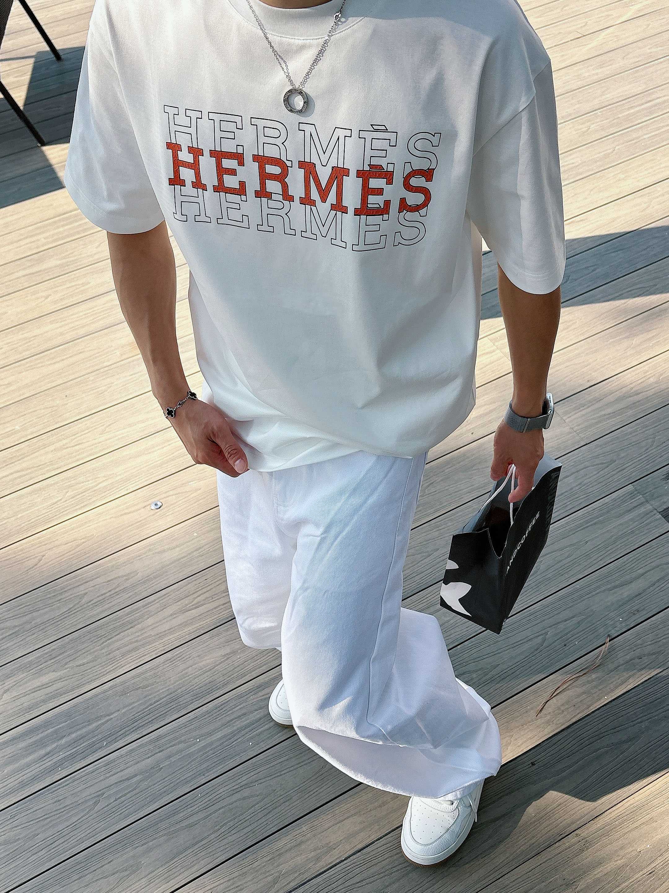 爱马仕#hermes 2026春夏新款首发专柜最新款短袖圆领T恤 高端订制 设计前卫时尚！品牌logo重