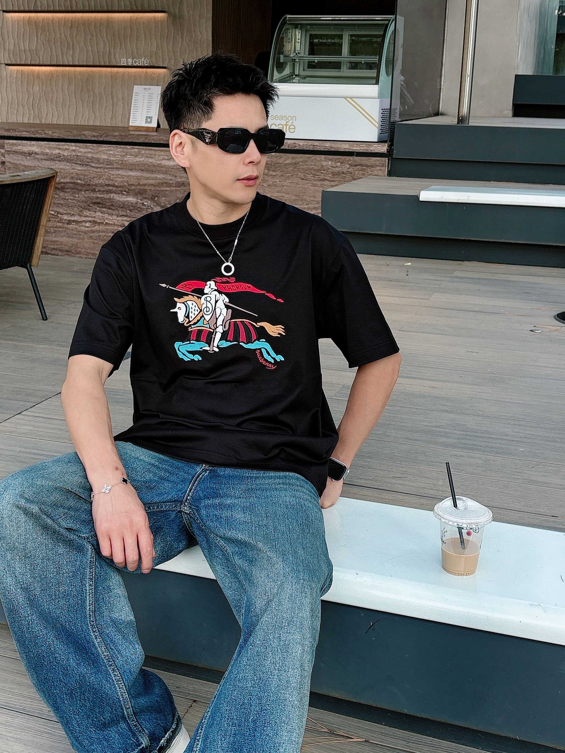 巴宝莉#BUR 2026春夏新款首发专柜最新款短袖圆领T恤 高端订制 设计前卫时尚！品牌logo重工艺设