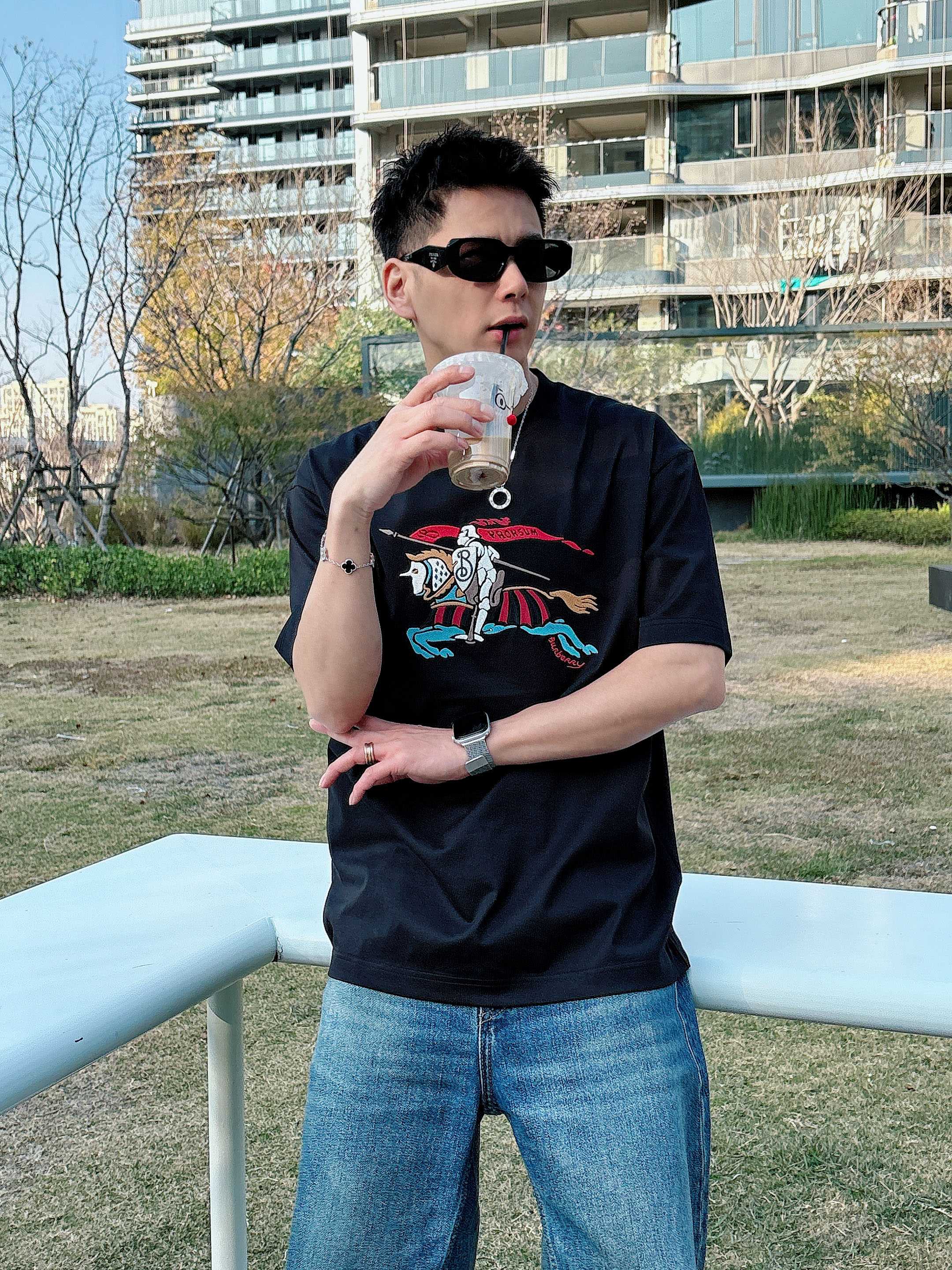 巴宝莉#BUR 2026春夏新款首发专柜最新款短袖圆领T恤 高端订制 设计前卫时尚！品牌logo重工艺设