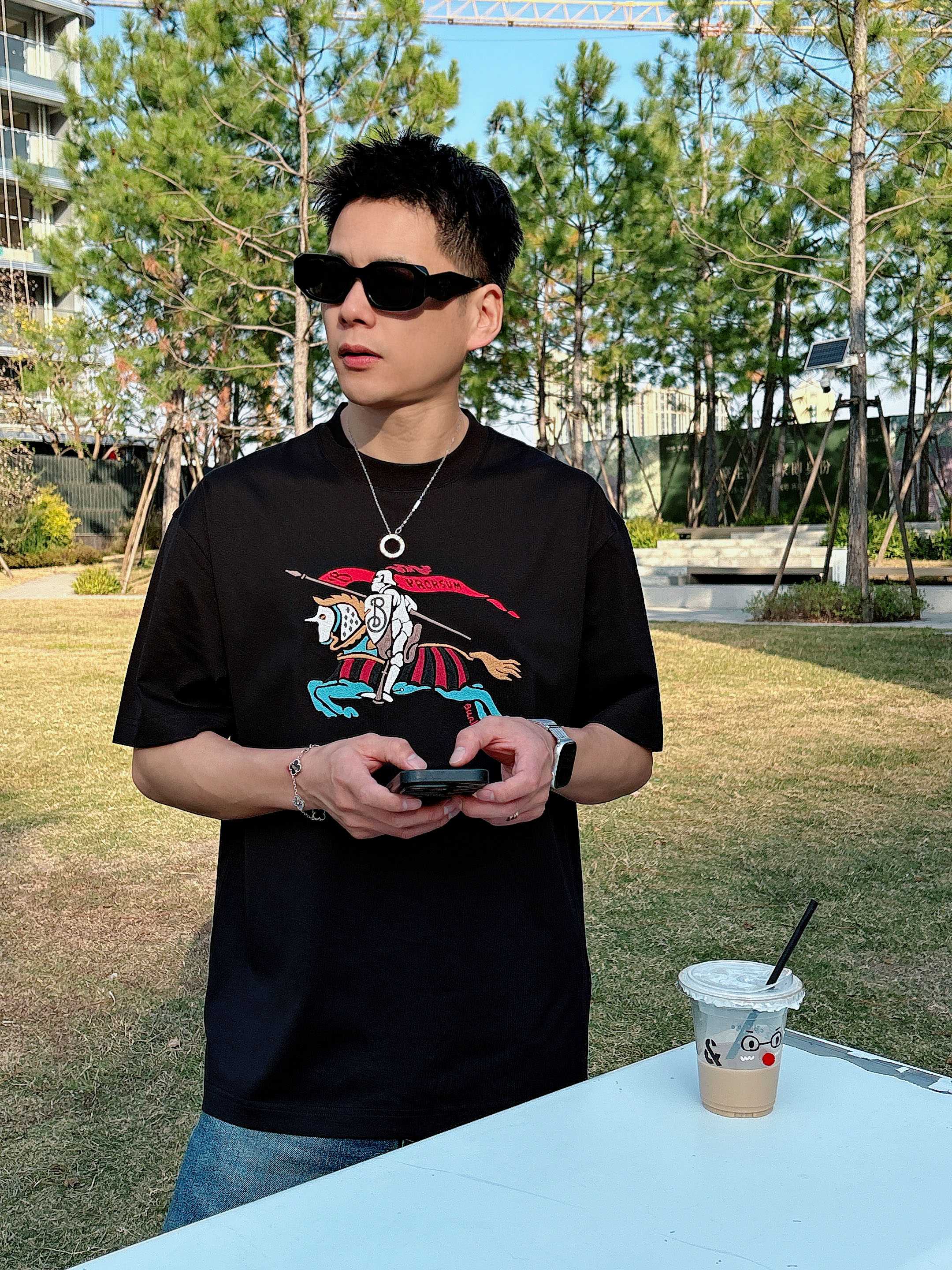 巴宝莉#BUR 2026春夏新款首发专柜最新款短袖圆领T恤 高端订制 设计前卫时尚！品牌logo重工艺设