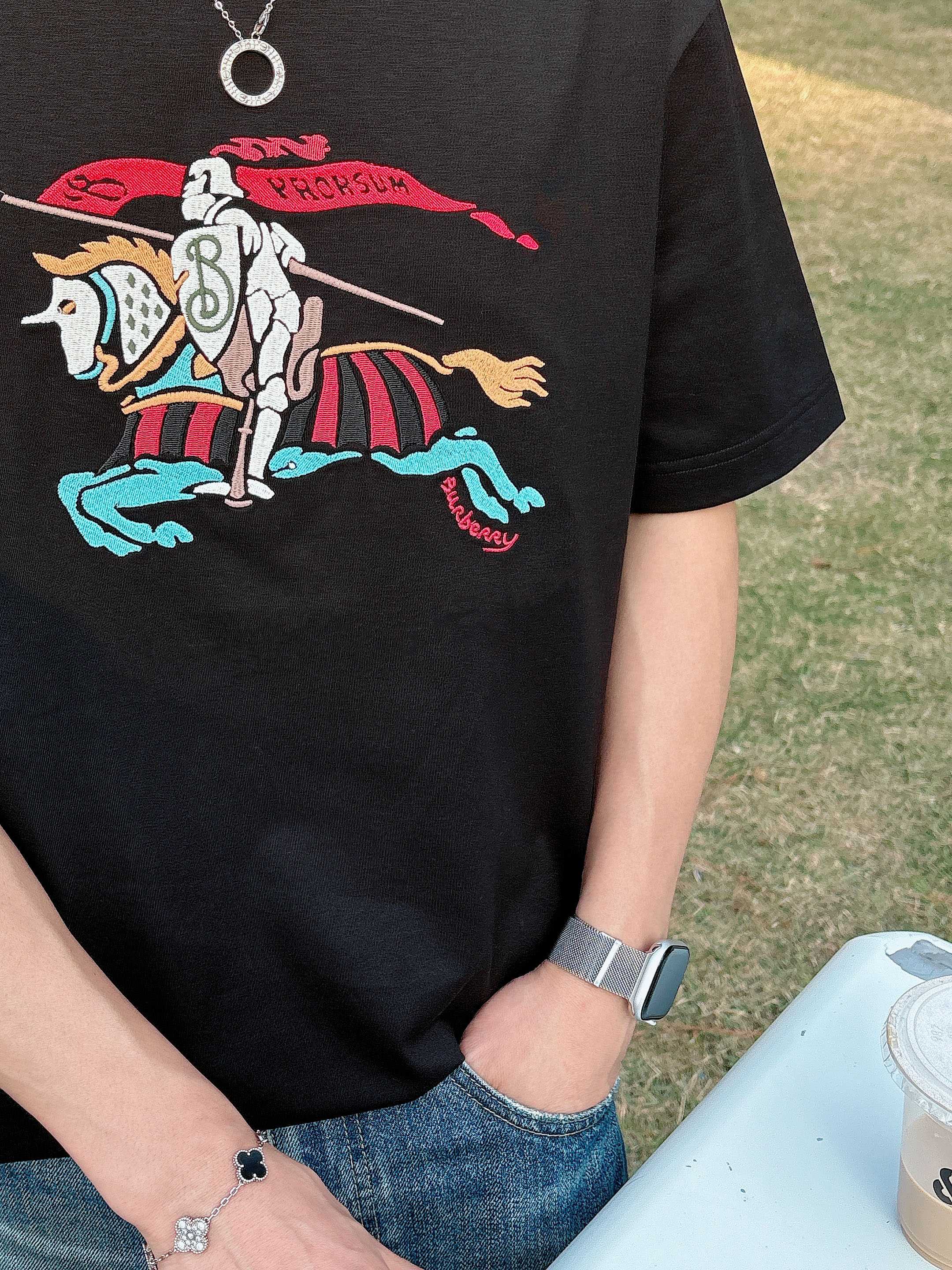 巴宝莉#BUR 2026春夏新款首发专柜最新款短袖圆领T恤 高端订制 设计前卫时尚！品牌logo重工艺设